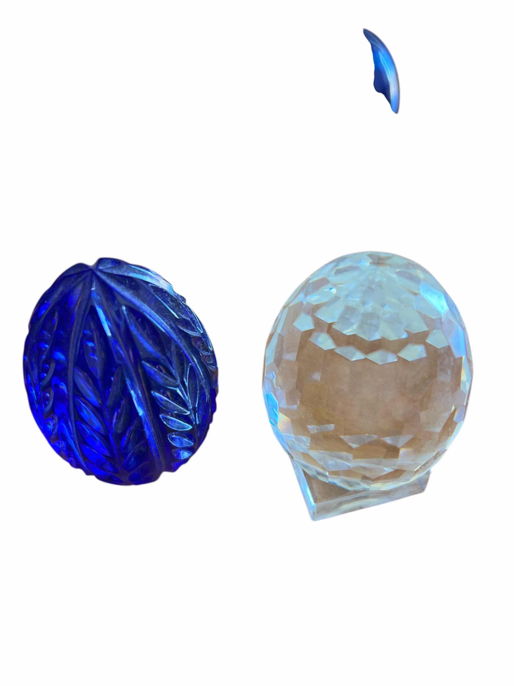 Photo 1 of LOT OF 5 DECORATIVE EGGS - MARBLE, GLASS AND FACETED GLASS - SOME WITH STANDS