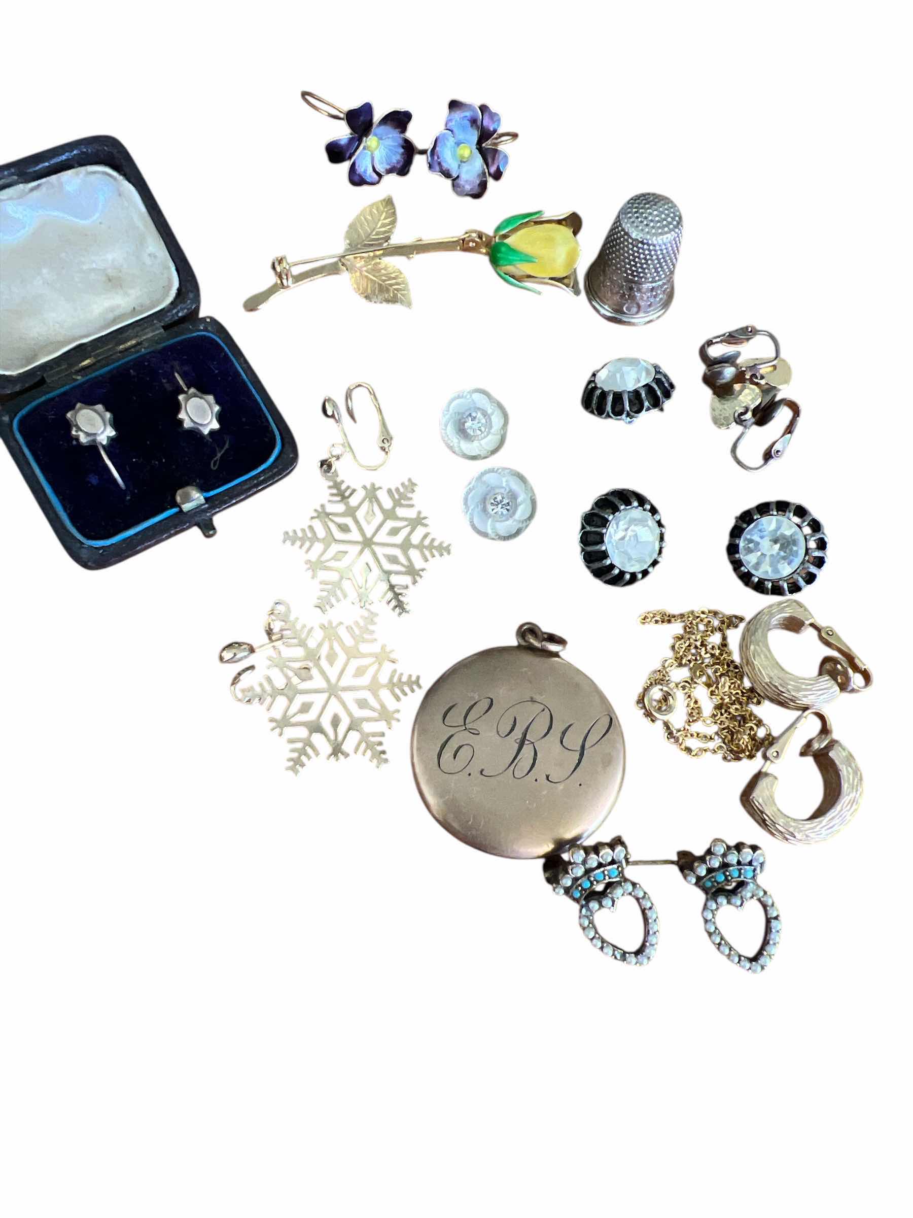 Photo 1 of LOT VINTAGE JEWELRY AND TIMBLE