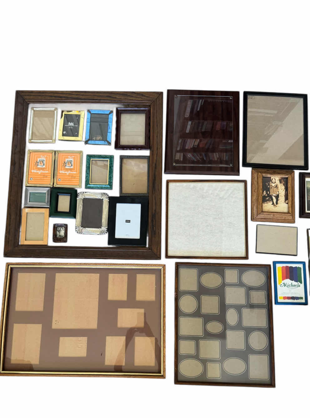 Photo 1 of 80
VINTAGE ASSORTED PICTURE FRAMES, WOOD AND METAL, 40 ITEMS

LARGE WOODEN FRAME
28” X 32” X H1”