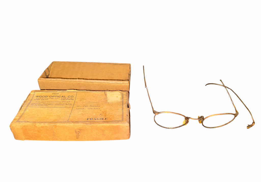 Photo 1 of 120
ANTIQUE VINTAGE GOLD GLASSES DAMAGED, WITH REPLACEMENT ARMBAND/EARPIECE AND BOX. NO LENSES
BOX
3.5” X 5” X H1.5”