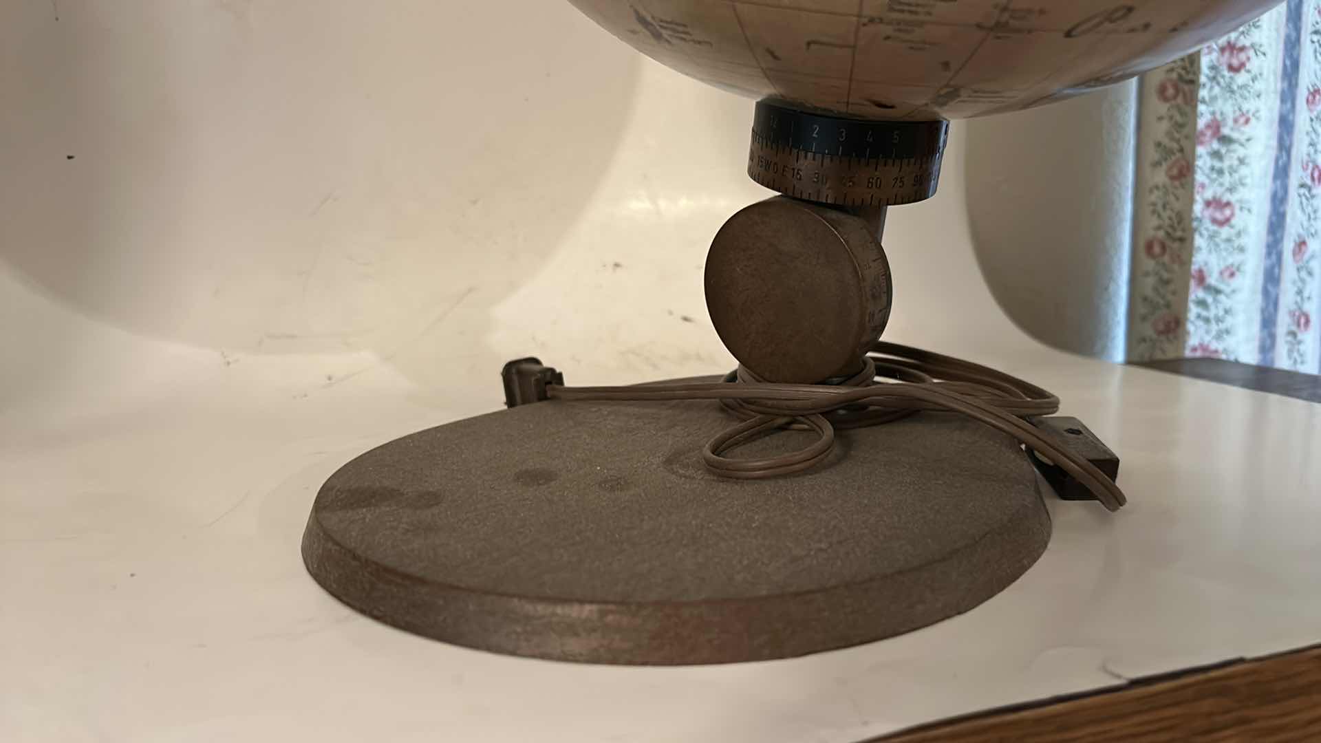 Photo 1 of VINTAGE LIGHT UP GLOBE H16”