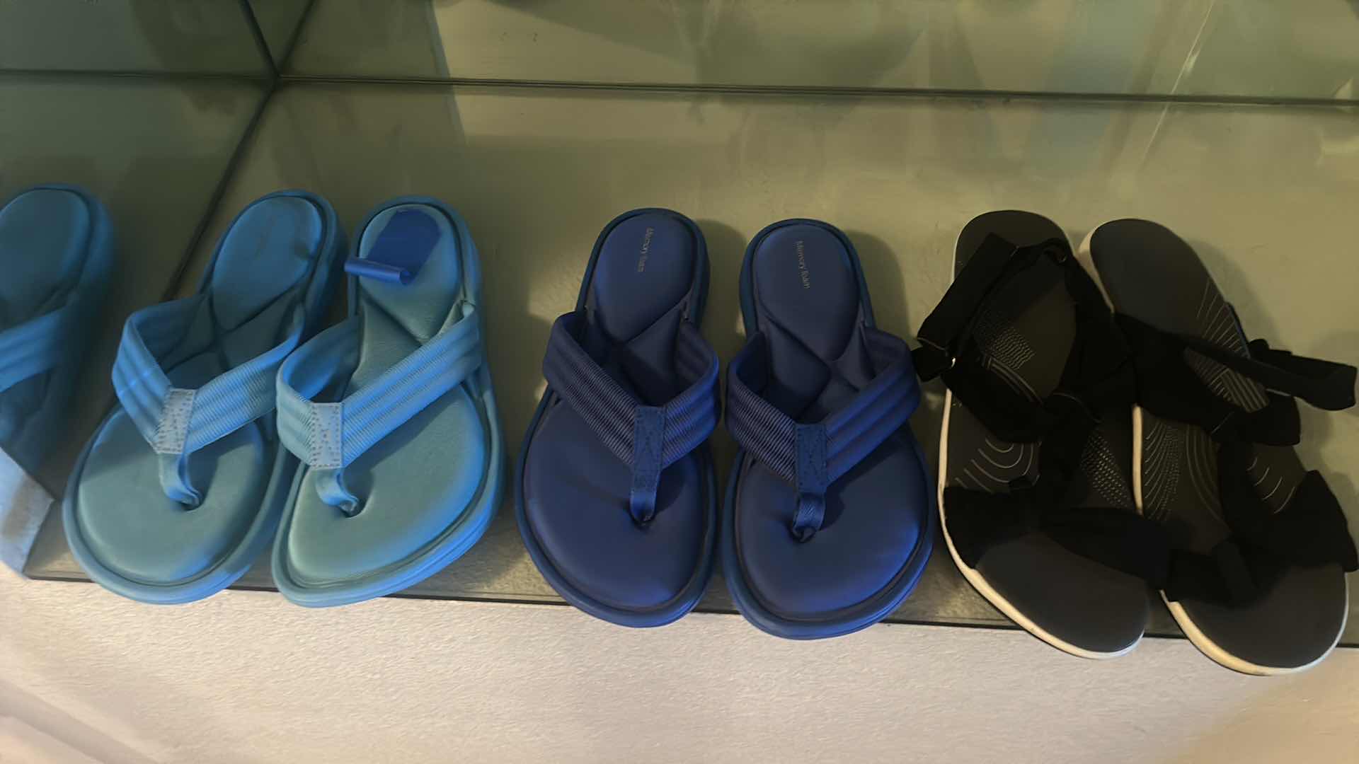Photo 1 of 3 PAIRS FLIP FLOPS WOMENS 9
