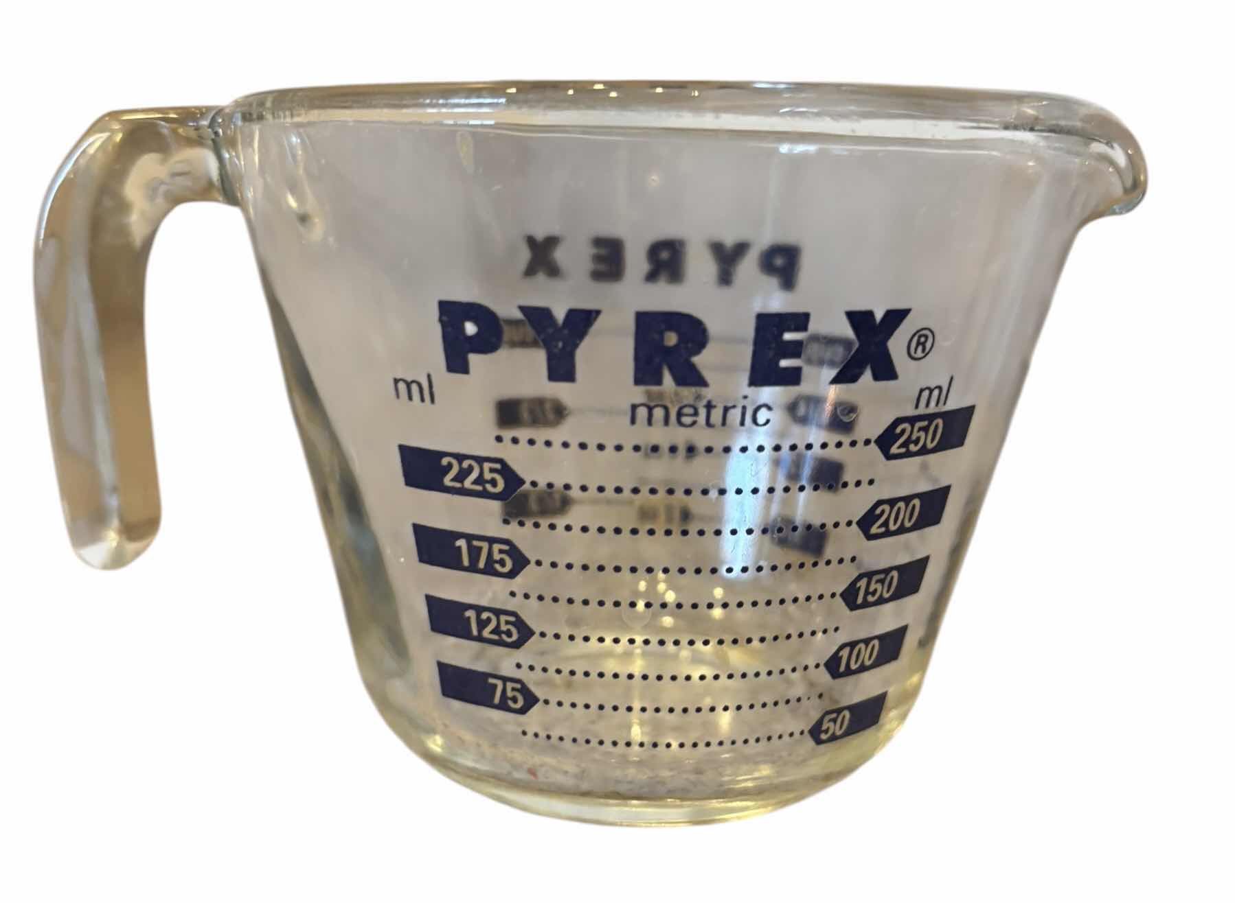 Photo 1 of 1992 VINTAGE ANCHOR HOCKING GLASS MEASURING CUP & PYREX GLASS MEASURING CUP