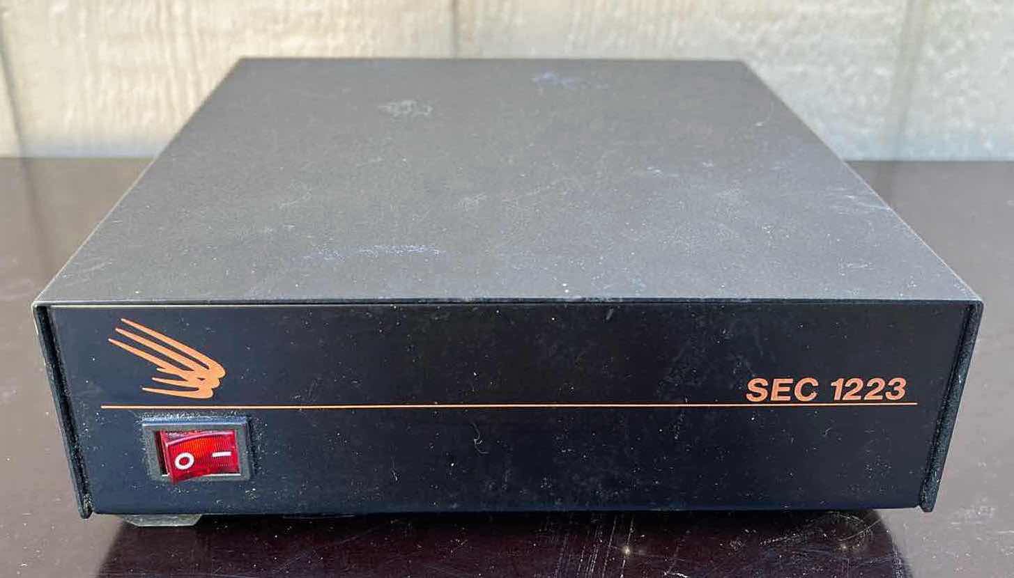 Photo 2 of SAMLEX AMERICA SEC 1223 DESKTOP 23AMP SWITCHING POWER SUPPLY