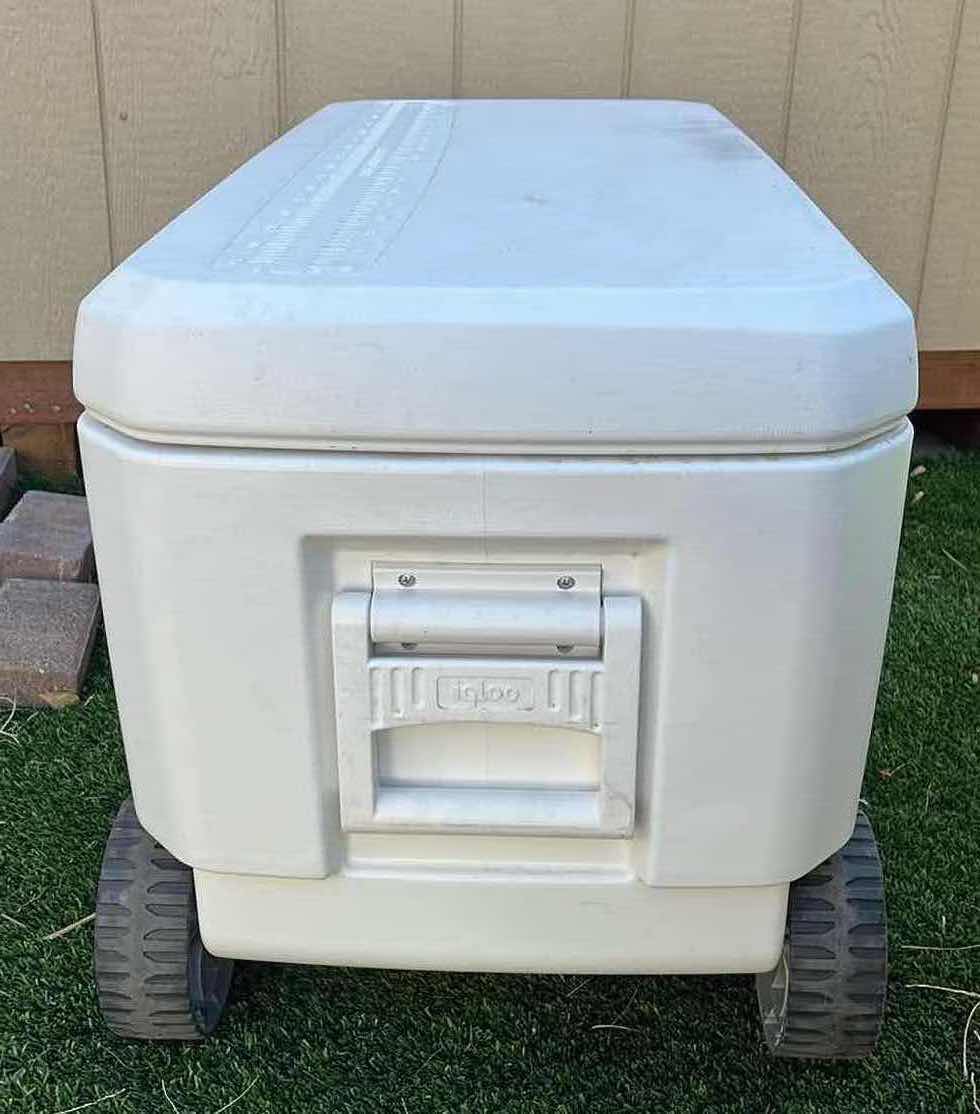 Photo 3 of IGLOO GILDE ROLLER PREMIUM COOLER ICE CHEST 110QT 40” X 18” H20”