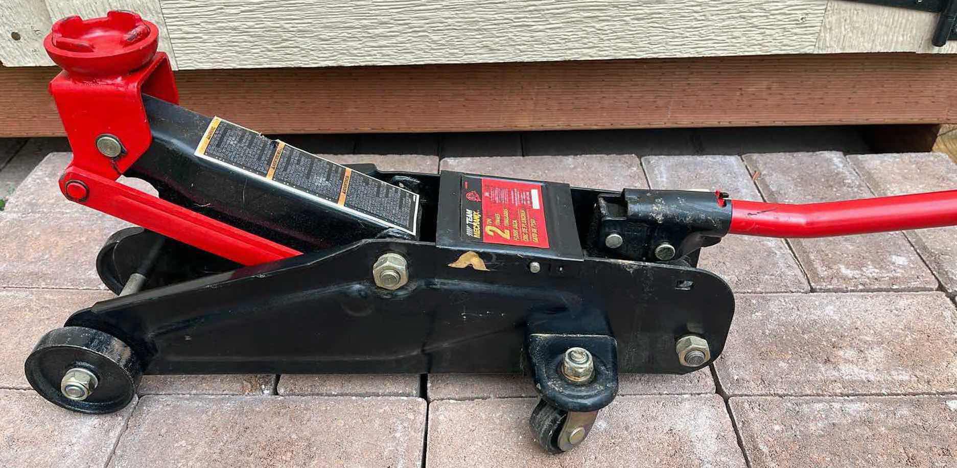 Photo 3 of TEAM MECHANIX 2 TON VEHICLE FLOOR JACK 410755