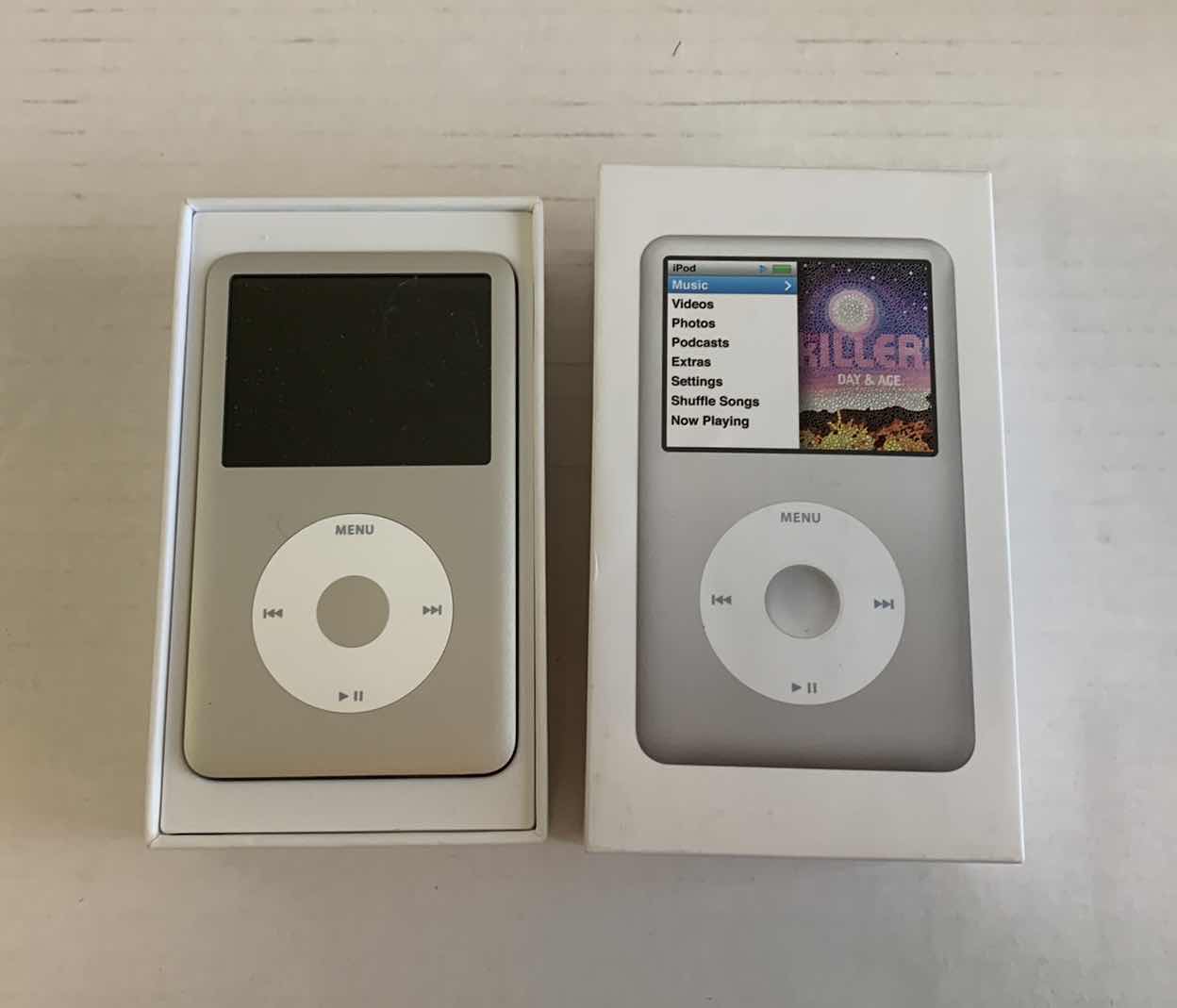 Photo 3 of SILVER APPLE IPOD CLASSIC 160GB