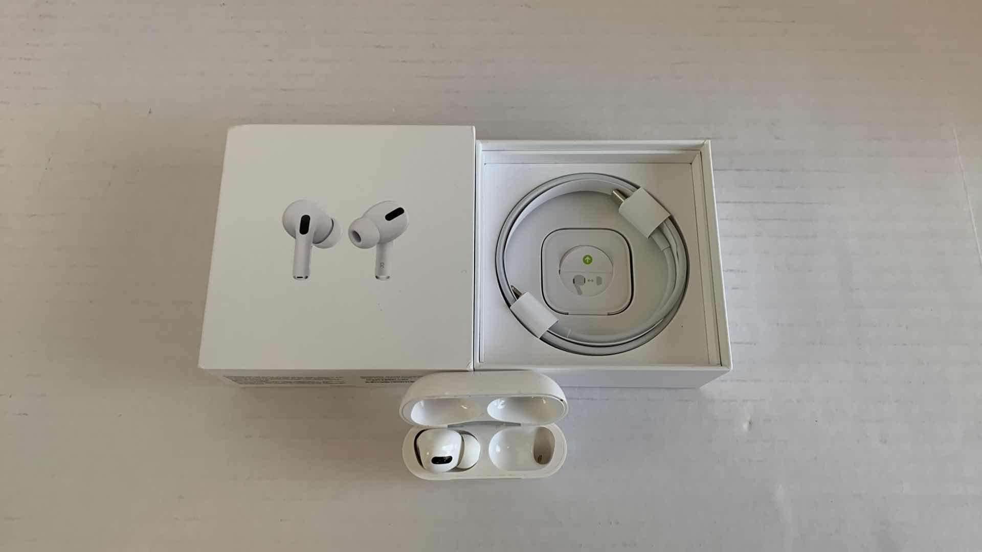 Photo 1 of APPLE AIRPOD PRO 1ST GEN