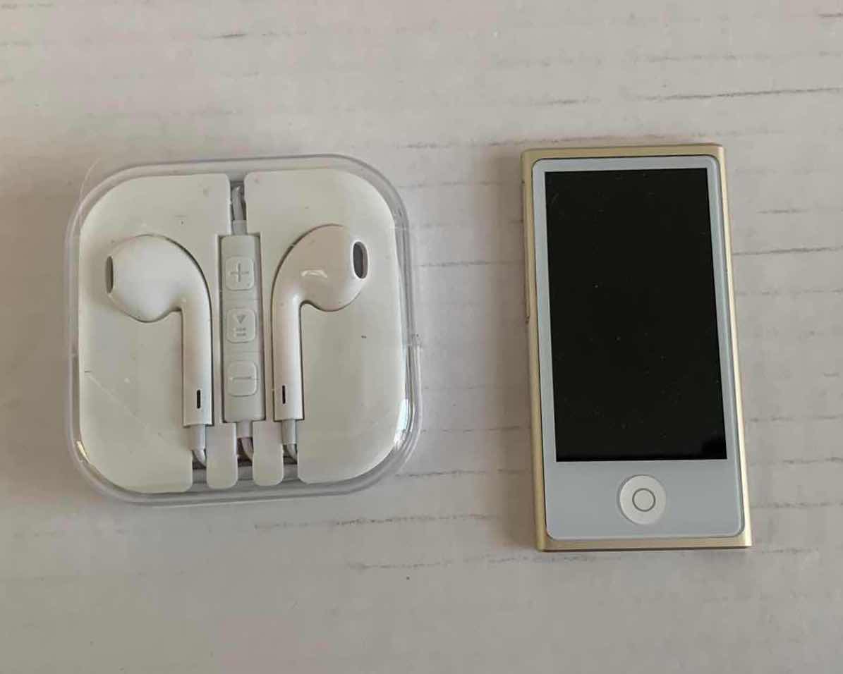 Photo 1 of IPOD NANO TOUCH GOLD WITH EARBUDS