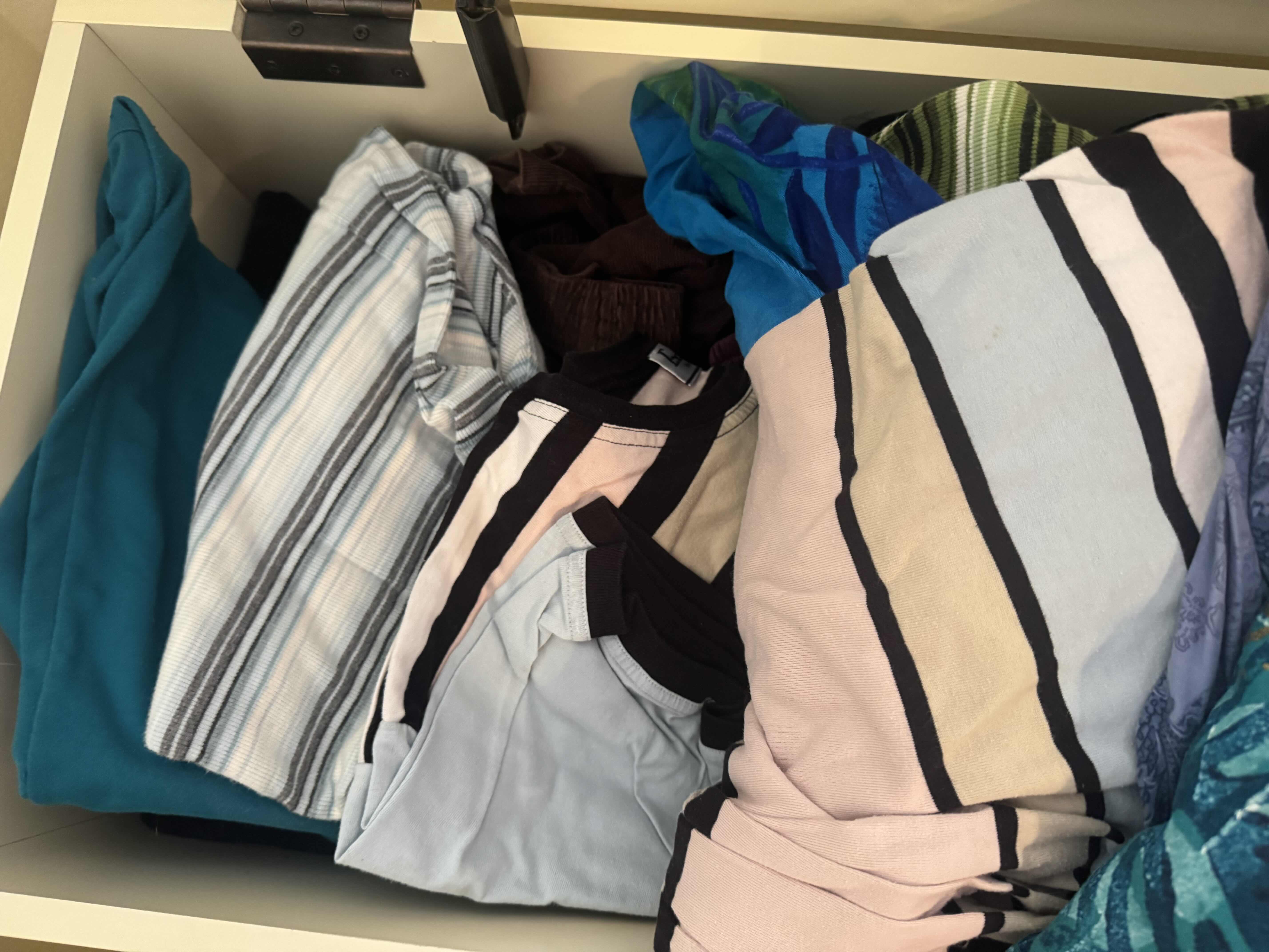 Photo 1 of CHEST OF WOMENS CLOTHING SIZE 2XL-4XL