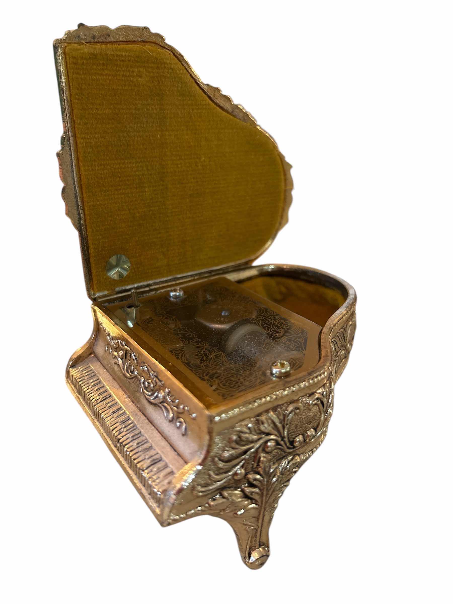 Photo 1 of WESTLAND EDEL WISE PIANO MUSIC BOX - MADE IN JAPAN 

4” x 3.5” x H2.5”