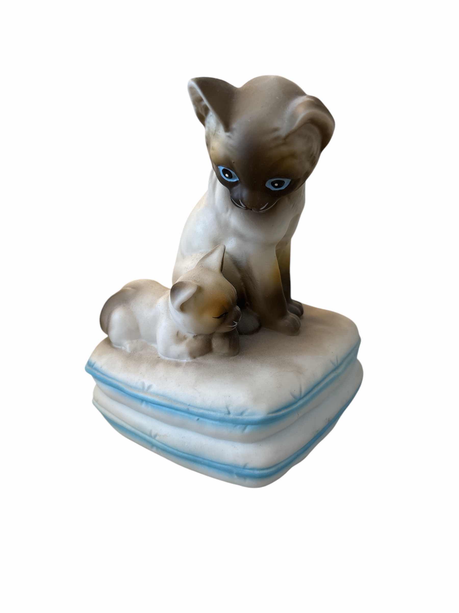 Photo 1 of PORCELAIN PLAYFUL CATS MUSIC BOXES - MADE IN JAPAN 

H6.5”