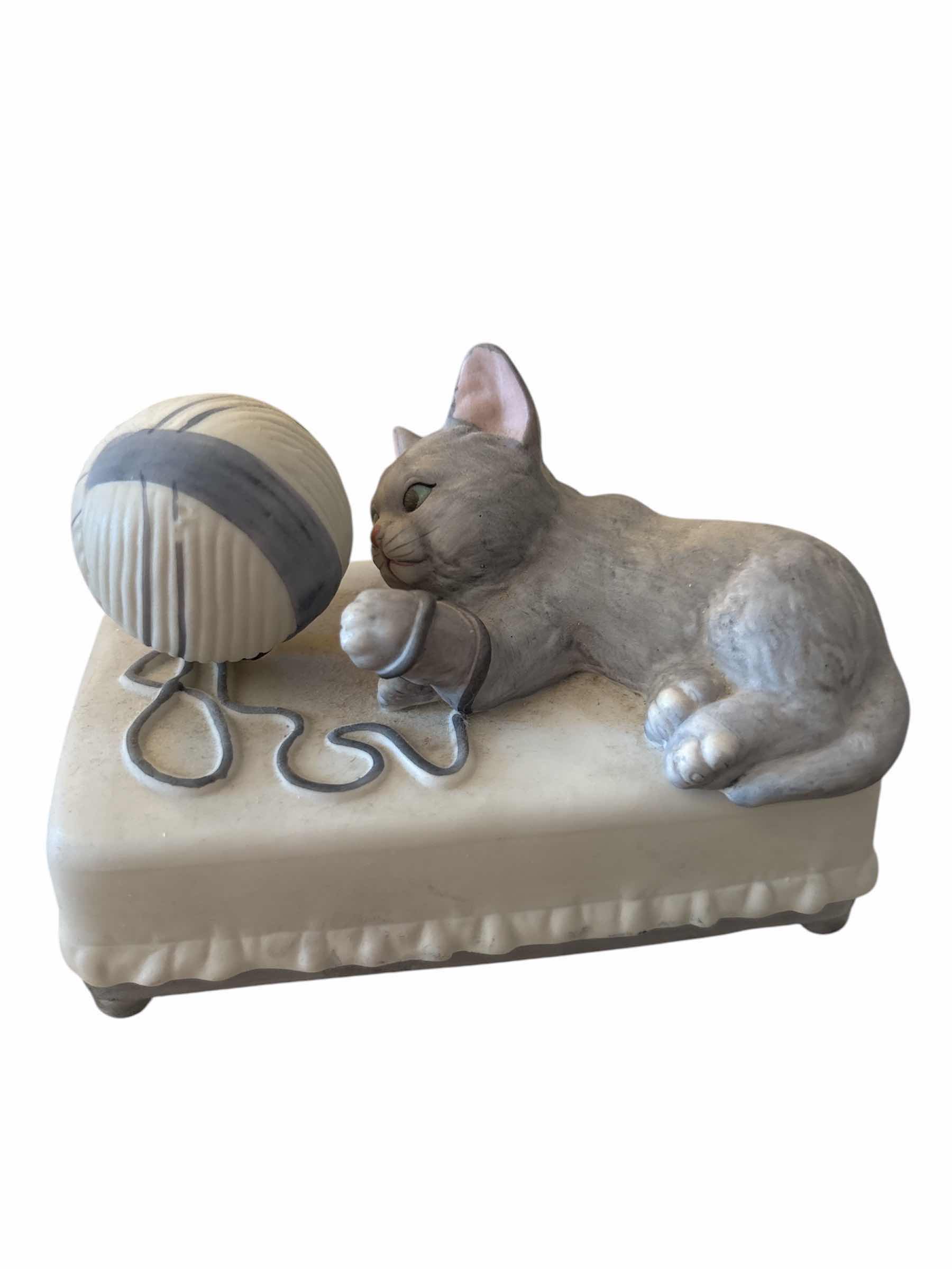 Photo 1 of PORCELAIN PLAYFUL CATS MUSIC BOXES - MADE IN JAPAN 

H6.5”