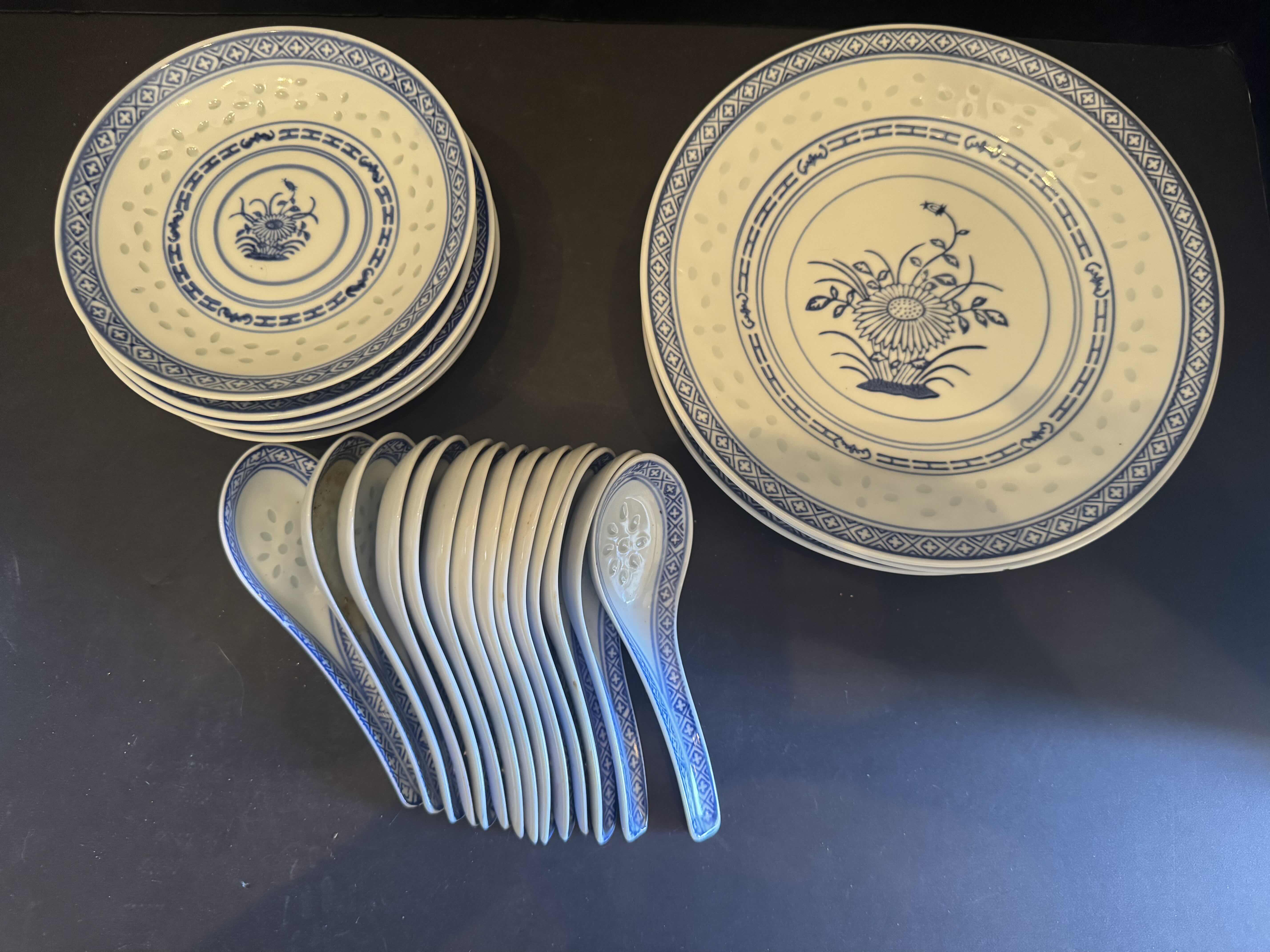 Photo 1 of VINTAGE BLUE/WHITE RICE EYE PORCELAIN CHINA SERVING BOWL, PLATES, AND SOUP SPOONS, 25 ITEMS

SERVING BOWL 
8.5” X H3.5”
PLATE
D8”
SMALL PLATE
D5.5”
SOUP SPOON
5.5” X H1.5”