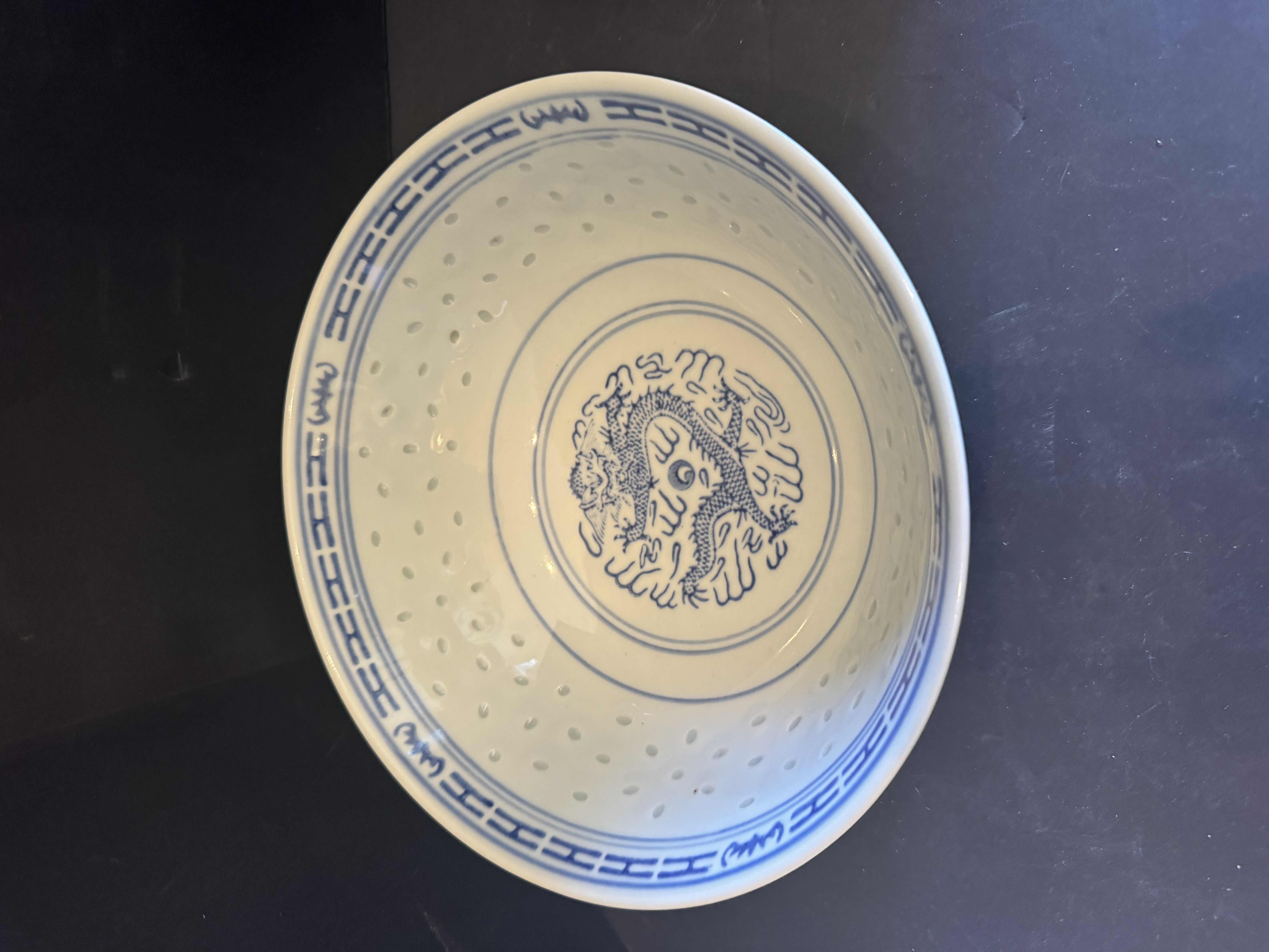 Photo 1 of VINTAGE BLUE/WHITE RICE EYE PORCELAIN CHINA SERVING BOWL, PLATES, AND SOUP SPOONS, 25 ITEMS

SERVING BOWL 
8.5” X H3.5”
PLATE
D8”
SMALL PLATE
D5.5”
SOUP SPOON
5.5” X H1.5”
