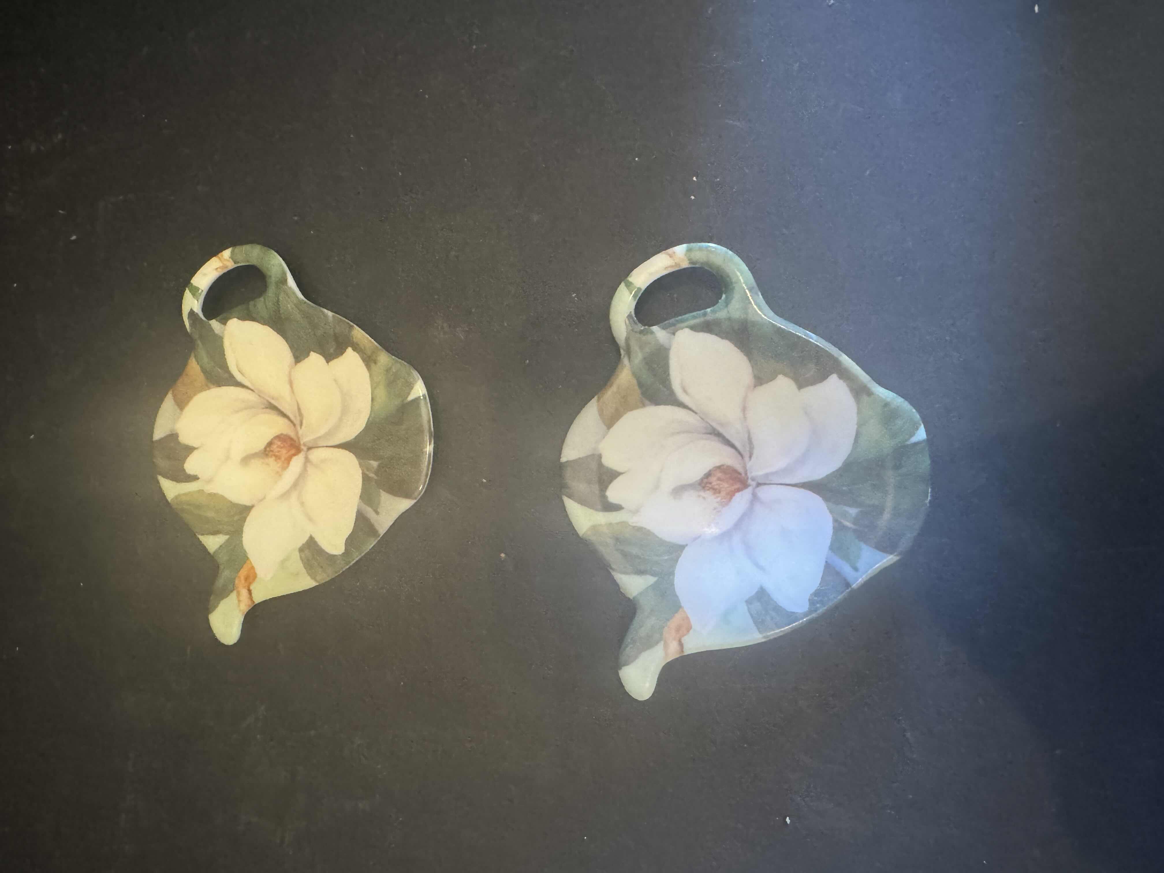 Photo 1 of VINTAGE LEFTON HERITAGE FLORAL CHINA PLATE, 2- TEABAG HOLDER PLATES
PLATE
D9”
TEABAG HOLDERS
D4”