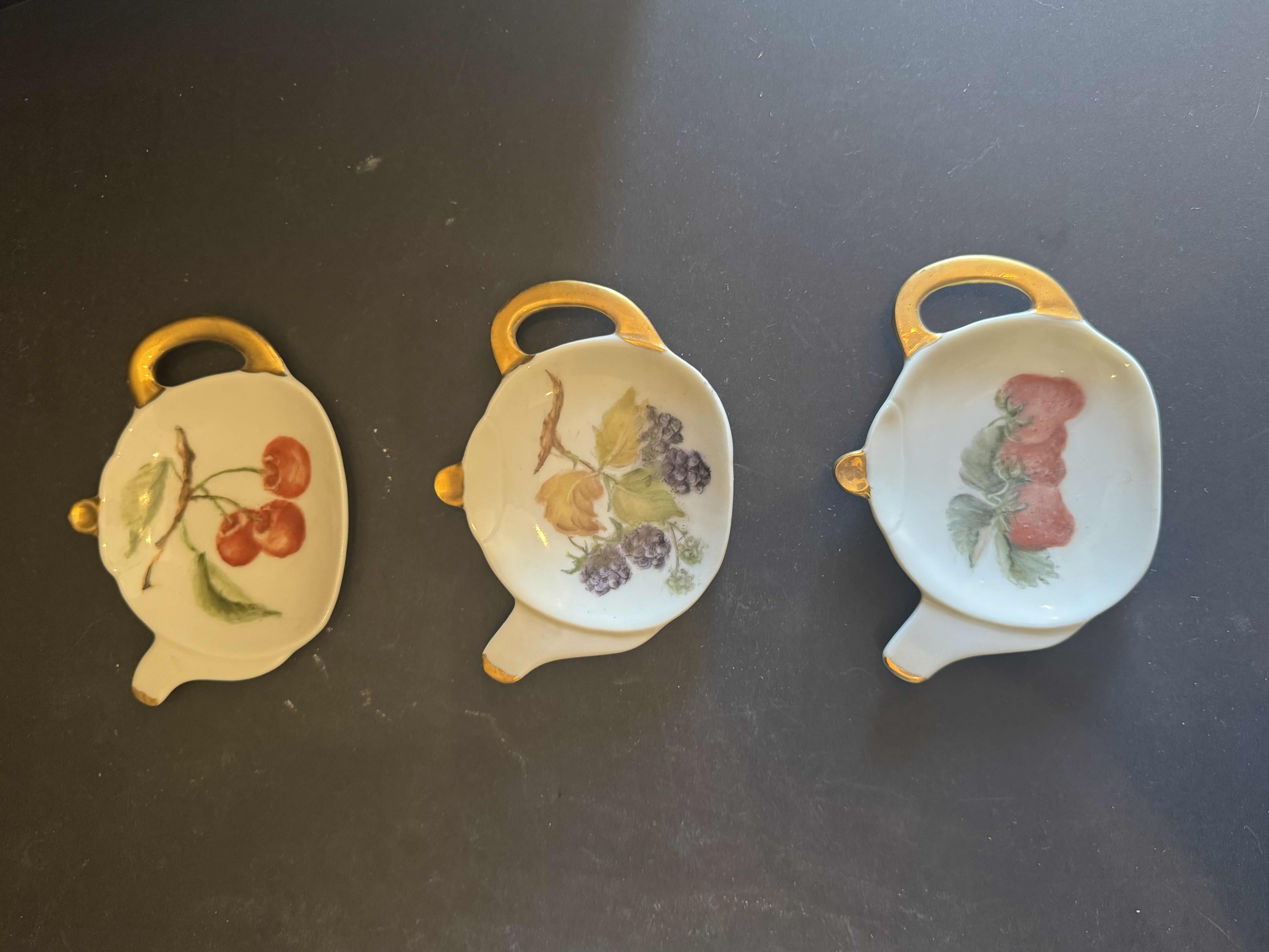 Photo 1 of VINTAGE  HAND PAINTED PORCELAIN DRESSER TRAY/TRINKET DISH, H. GIBBONS AND TEABAG HOLDER PLATES BY L. CLARK. 

TRAY/ TRINKET DISH
9.5” X 6” X H1.5”
TEABAG HOLDERS
4.5” X 3.5” X H.25”
