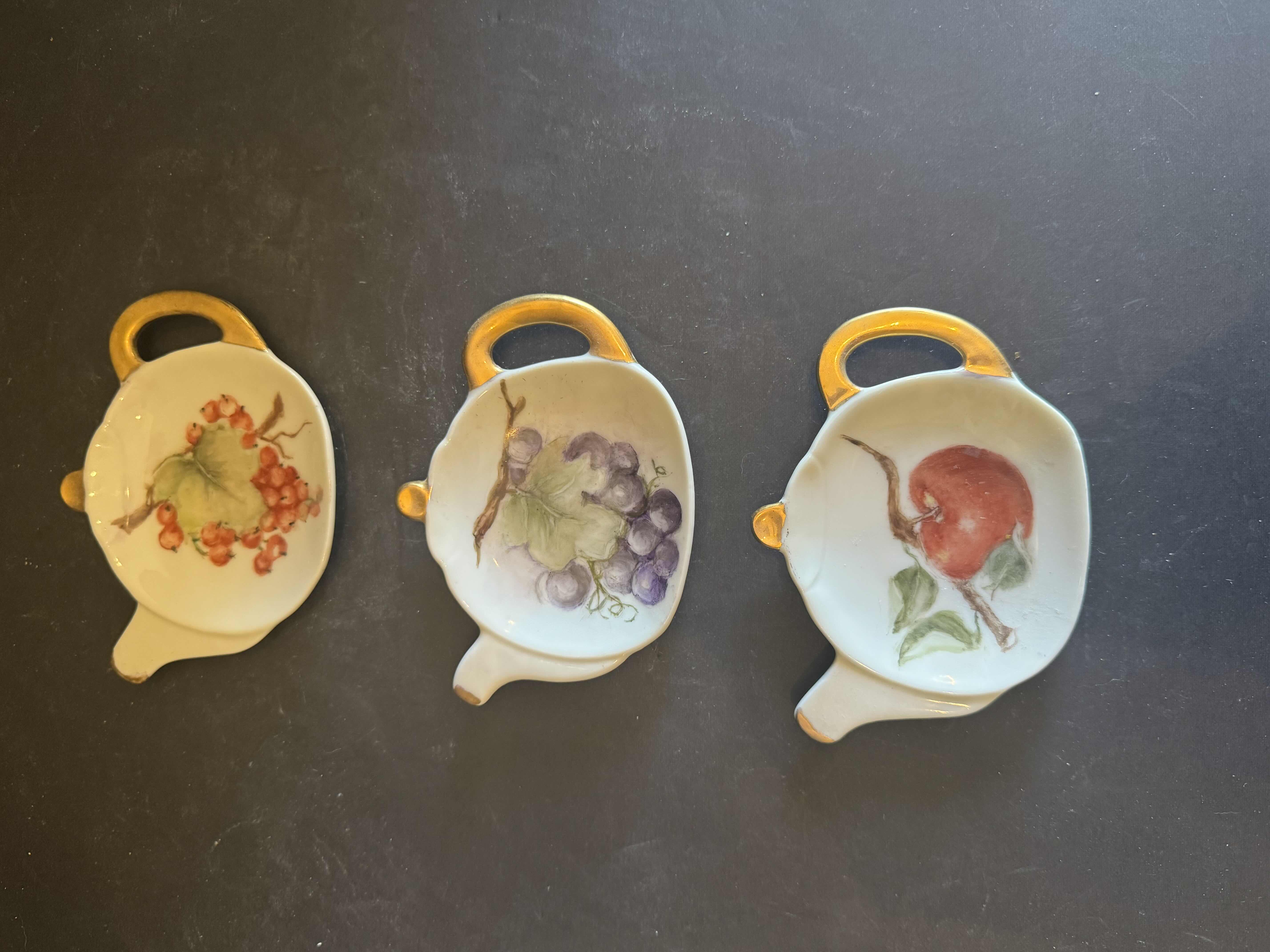Photo 1 of VINTAGE  HAND PAINTED PORCELAIN DRESSER TRAY/TRINKET DISH, H. GIBBONS AND TEABAG HOLDER PLATES BY L. CLARK. 

TRAY/ TRINKET DISH
9.5” X 6” X H1.5”
TEABAG HOLDERS
4.5” X 3.5” X H.25”