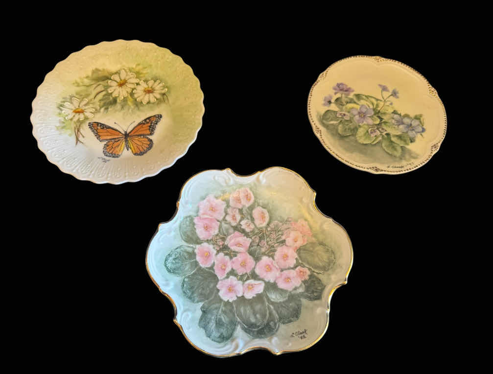 Photo 1 of VINTAGE L. CLARK PORCELAIN COLLECTION PLATES, 3 ITEMS

PINK FLORAL 1992 - D8”,
PURPLE FLORAL - D6.5”,
FLORAL BUTTERFLY - D7.5”