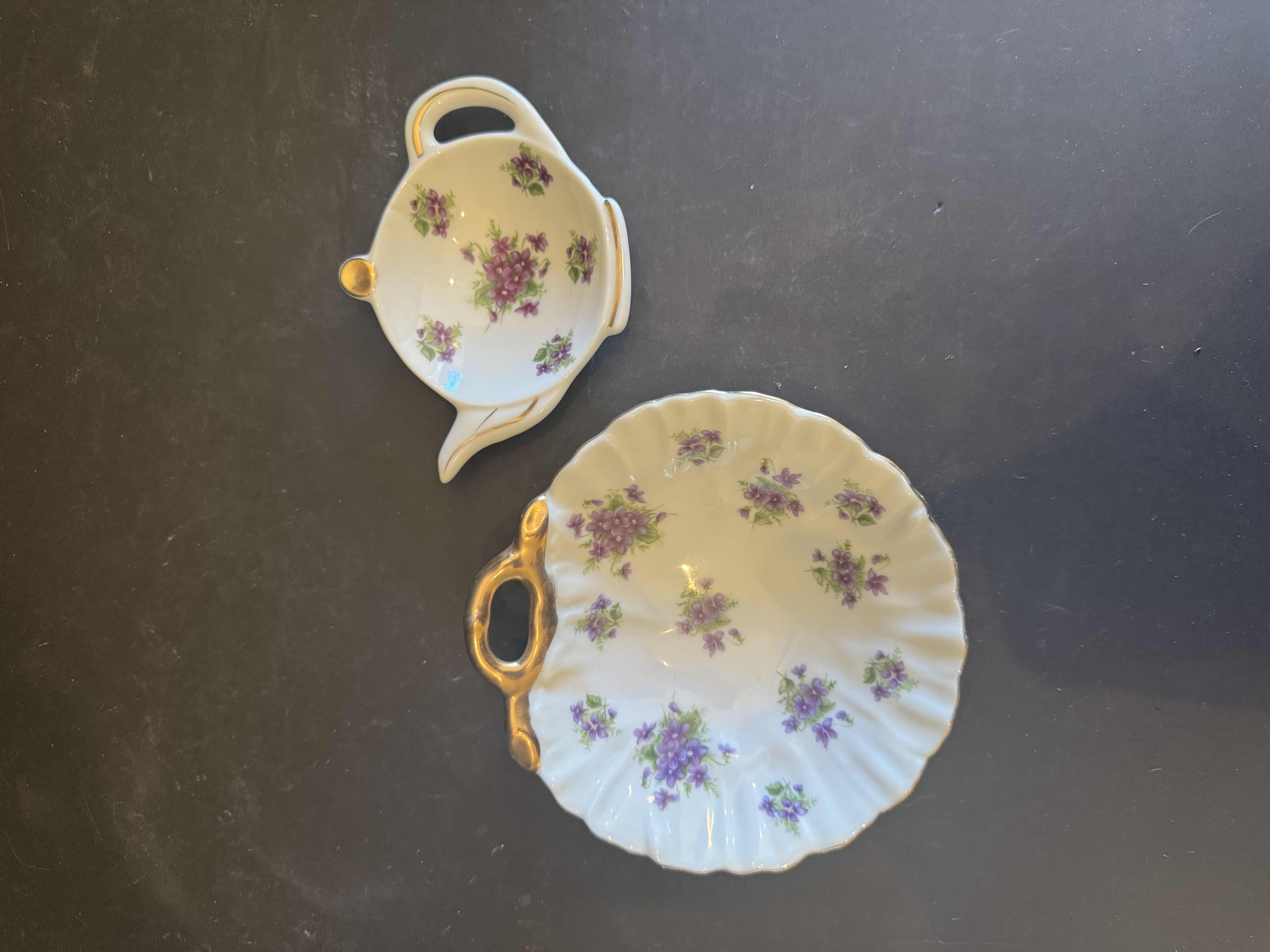 Photo 1 of VINTAGE PORCELAIN COLLECTION, FINE CHINA, L. CLARK AND LEFTON, PLATES, CANDY DISH, AND TEABAG HOLDER

BUTTERFLY DISH
9.5” X 6.5” X H1”
FLORAL DISH
D8.25”
FLORAL CANDY DISH
D5.25”
TEABAG HOLDER
D4.25”
