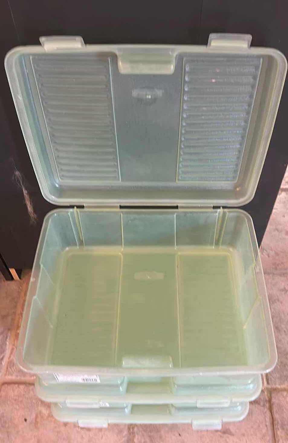 Photo 1 of 3-GREEN RUBBERMAID SNAP CASE