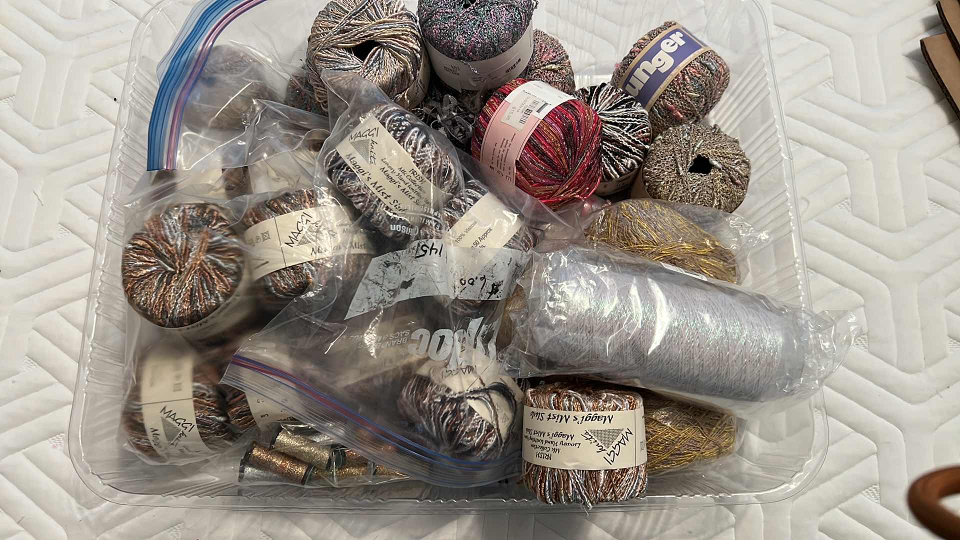 Photo 1 of FLAT OF YARN, THREAD AND MORE