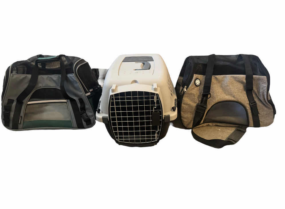Photo 1 of 3- PET CARRIERS, DOG KENNEL, PET CARRYING BAGS, PET CRAT
13” X 22” X H11”