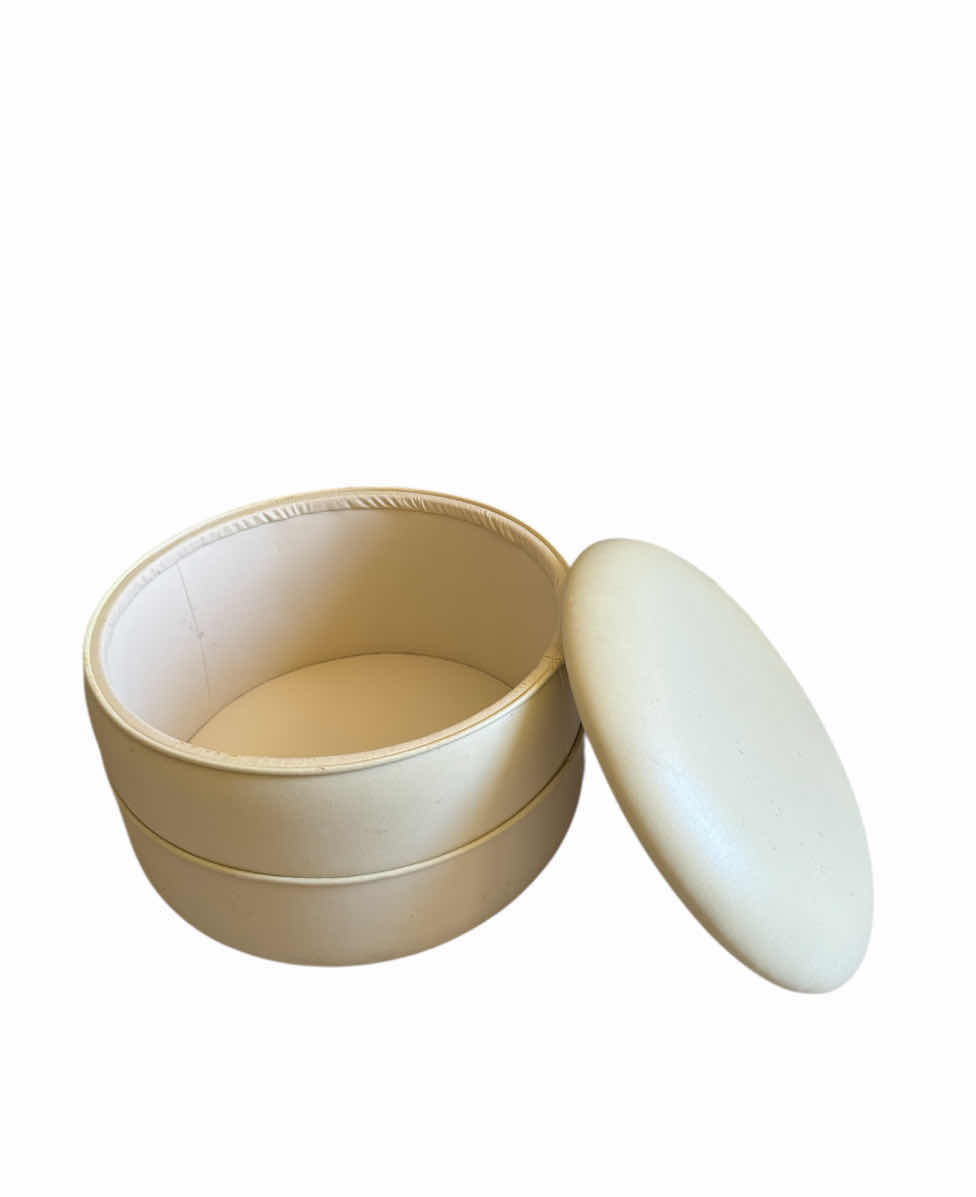 Photo 1 of WHITE ROLLING FOOT STOOL WITH STORAGE

H13”