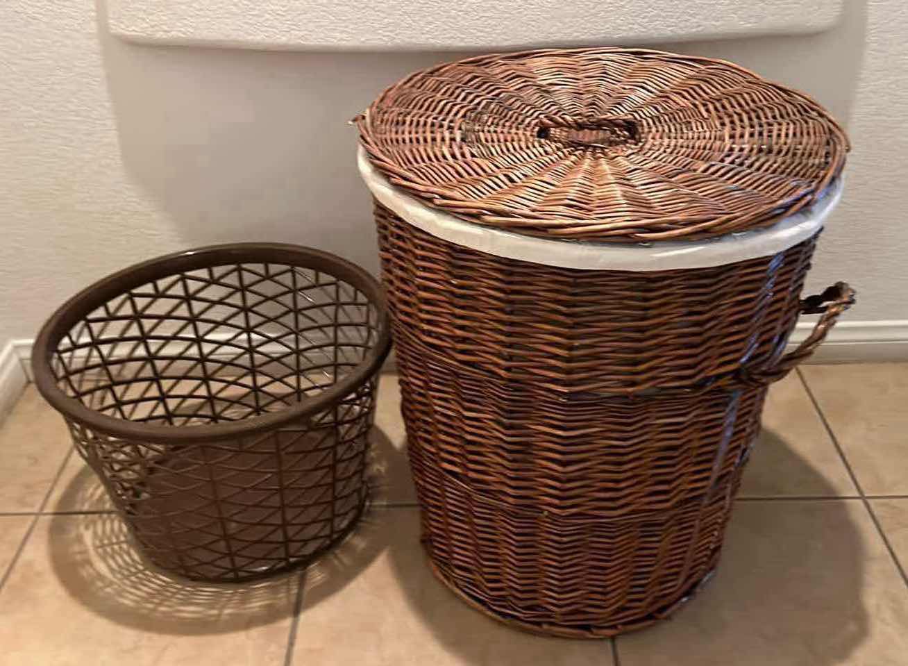 Photo 1 of 21" ROUND WICKER LAUNDRY BASKET W LID H24", BROWN PLASTIC LAUNDRY BASKET