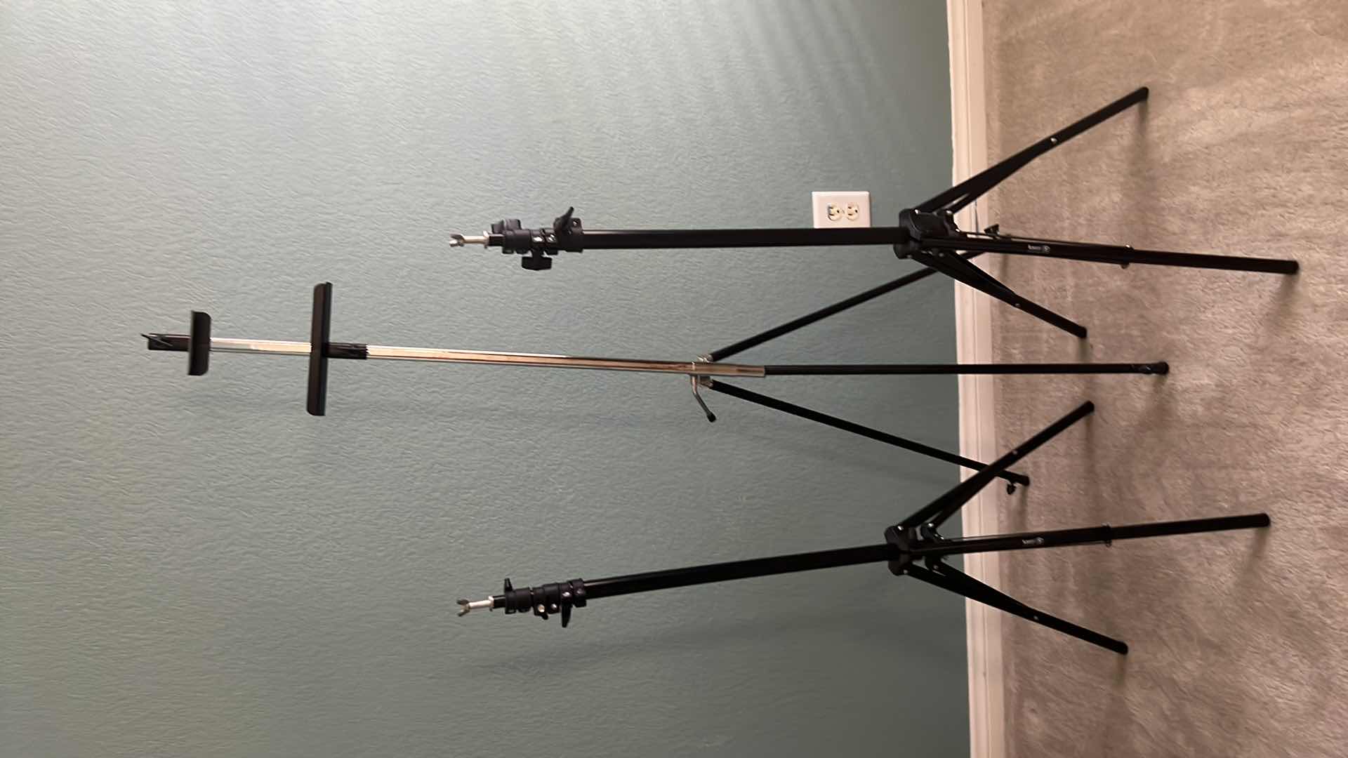 Photo 1 of 3-TRIPODS (KAEZI)