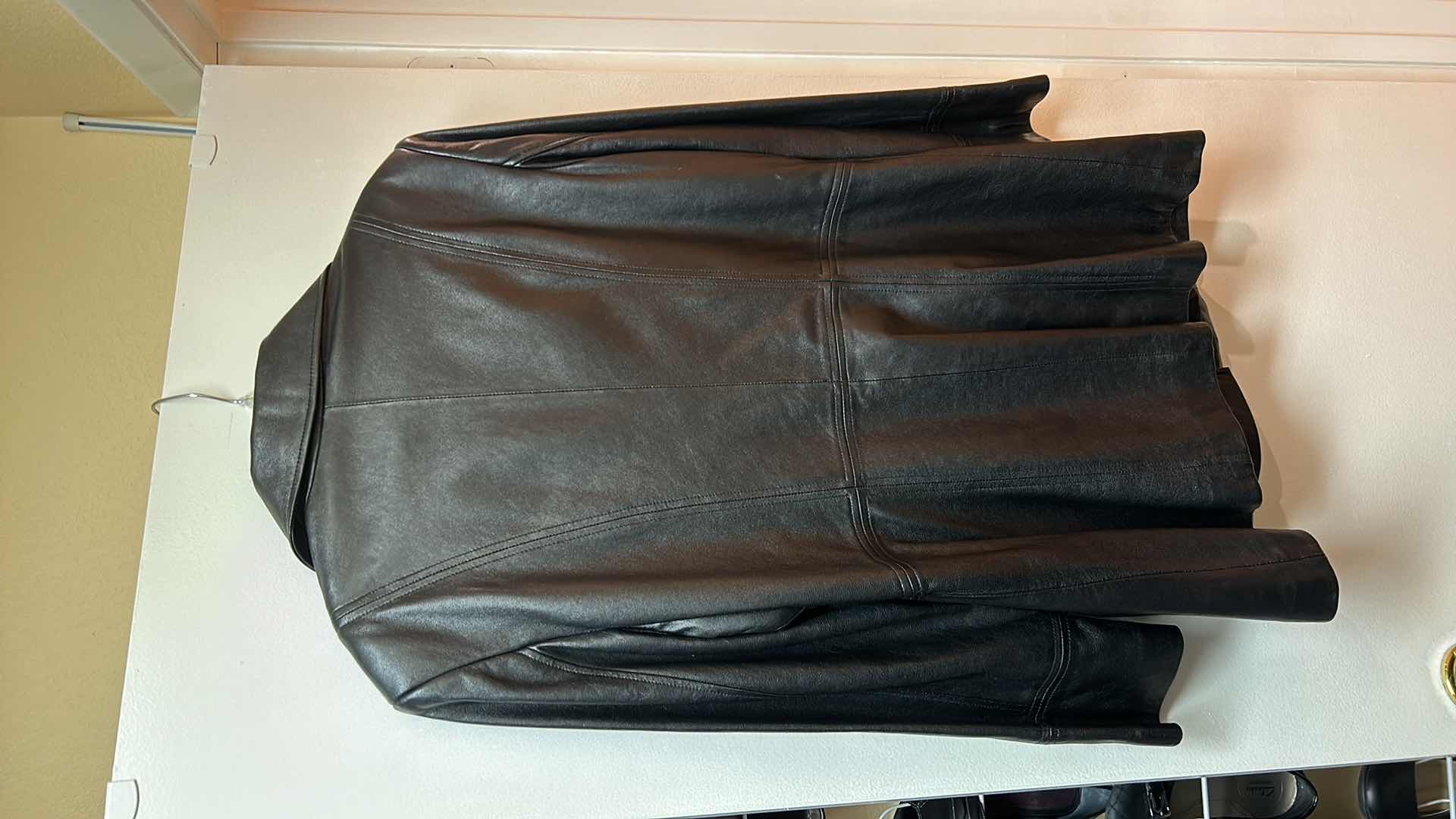 Photo 2 of WOMEN’S JONES OF NEW YORK LEATHER JACKET SIZE LARGE.