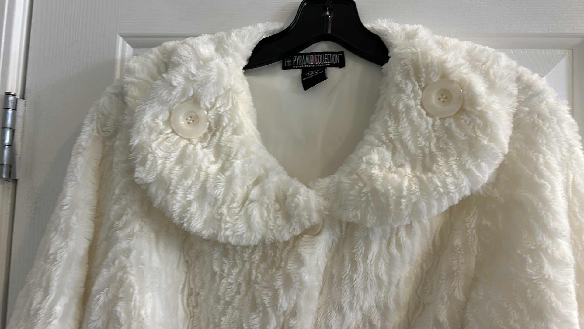 Photo 2 of WOMENS WINTER WHITE EVENING JACKET SIZE MED