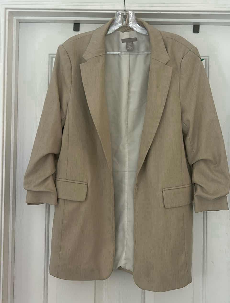 Photo 1 of WOMEN’S H&M  BLAZER SIZE M