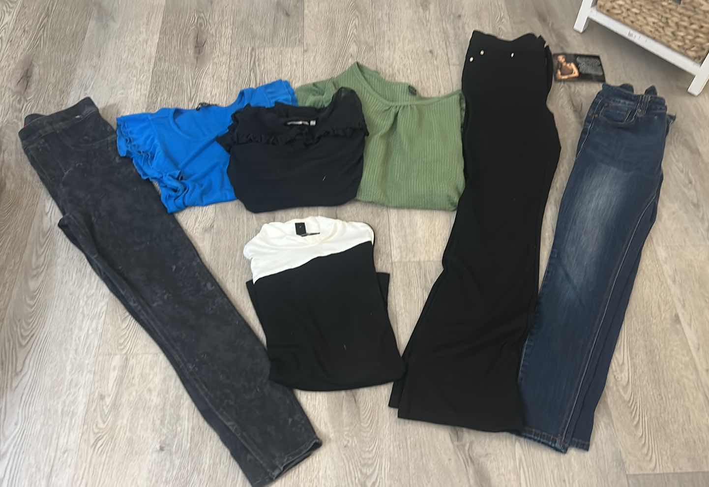 Photo 1 of 7 - WOMENS CLOTHING- 3 PAIRS IF PANTS AND 4 TOPS (MOSTLY MEDIUM)