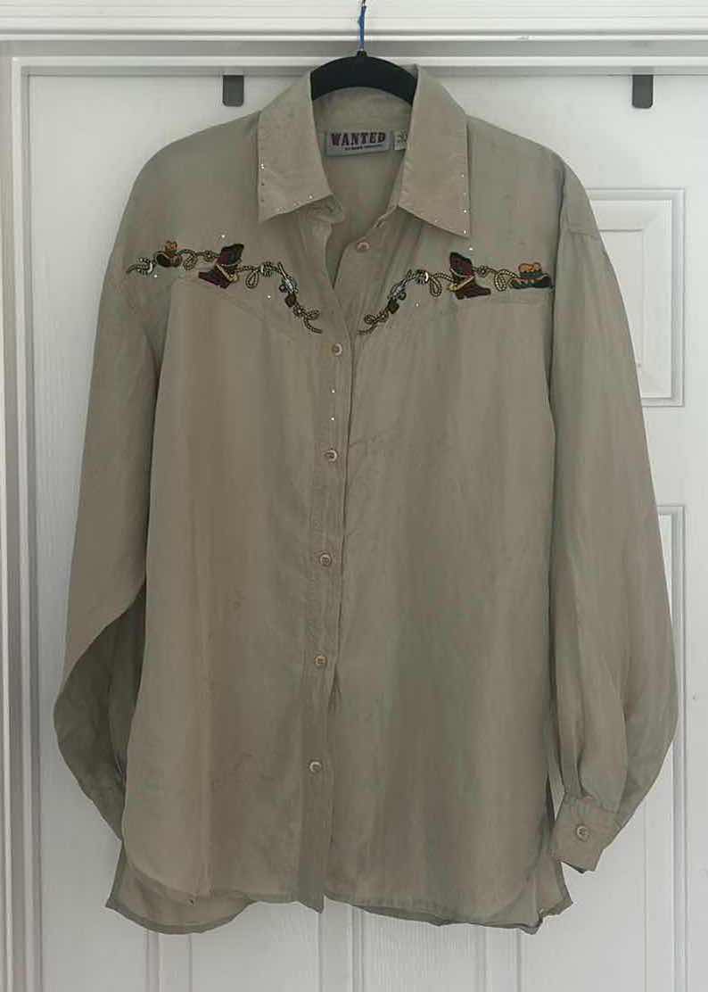 Photo 3 of WOMENSWEAR - WANTED 100% SILK COWGIRL / WESTERN / RODEO SHIRT SIZE MED AND SILVER LONGHORN BELT BUCKLE