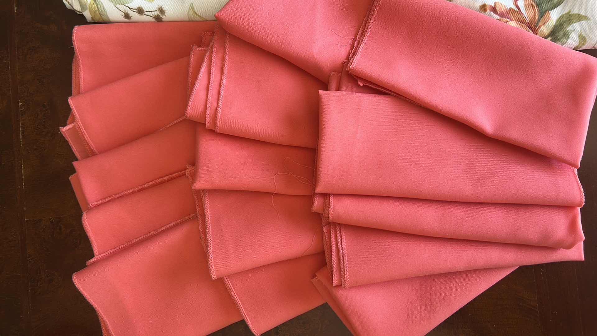 Photo 1 of RECTANGLE TABLECLOTH AND 15 NAPKINS