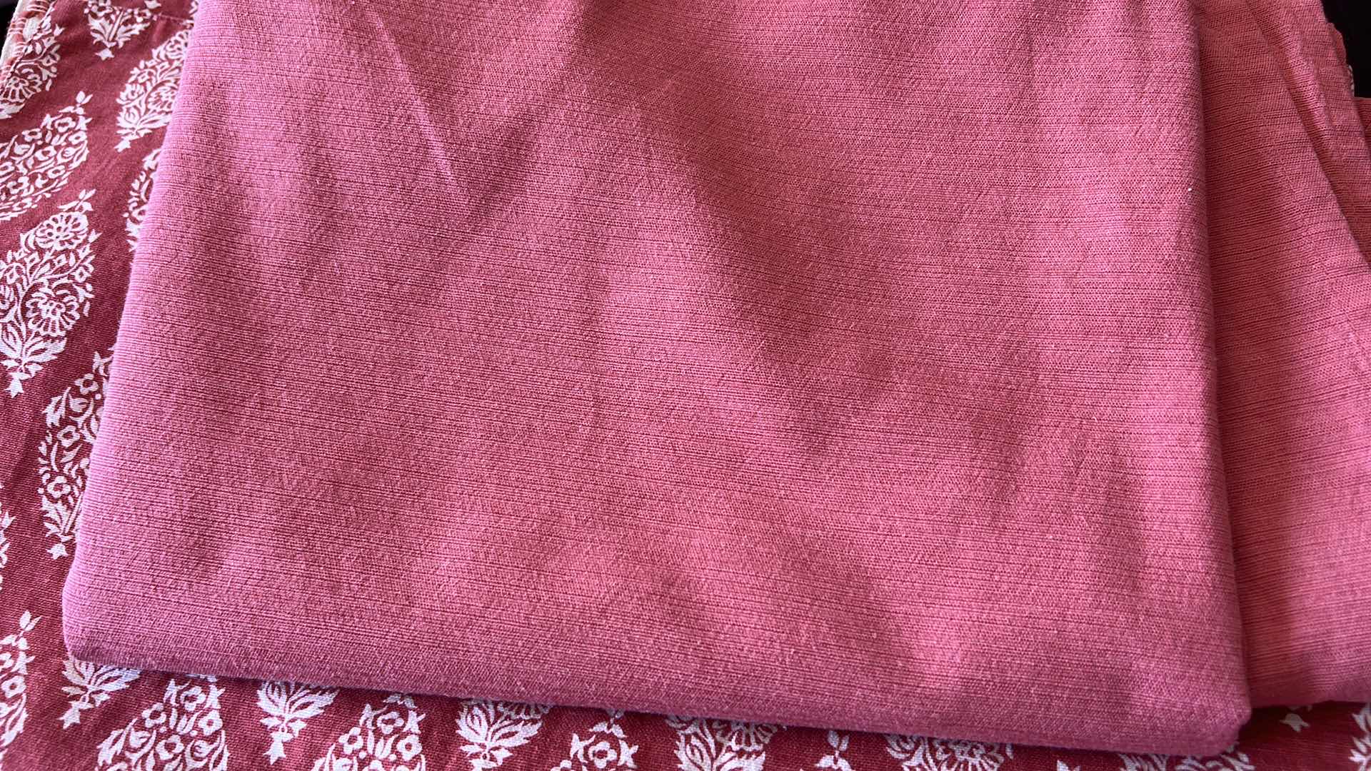 Photo 1 of RED RECTANGLE TABLECLOTH AND  8 PLACEMATS
