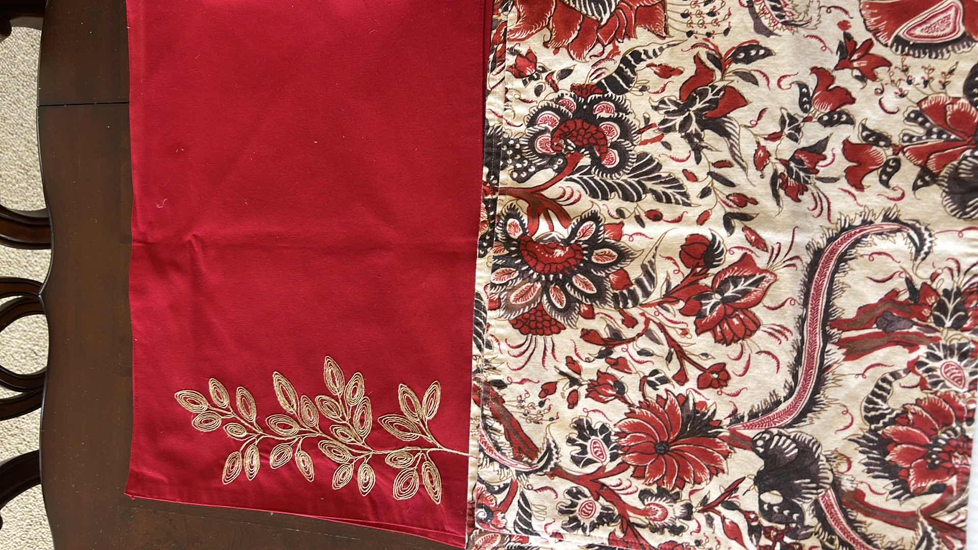 Photo 1 of RED RECTANGULAR TABLECLOTH & 6 PLACEMATS
