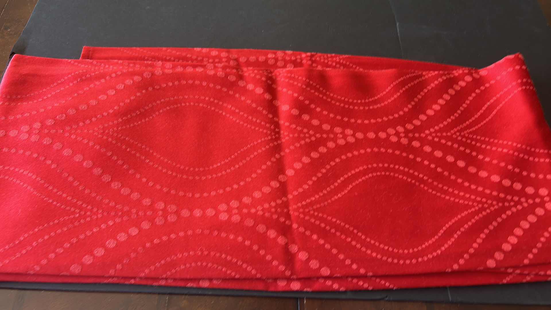 Photo 1 of RED RECTANGULAR TABLECLOTH & 6 PLACEMATS