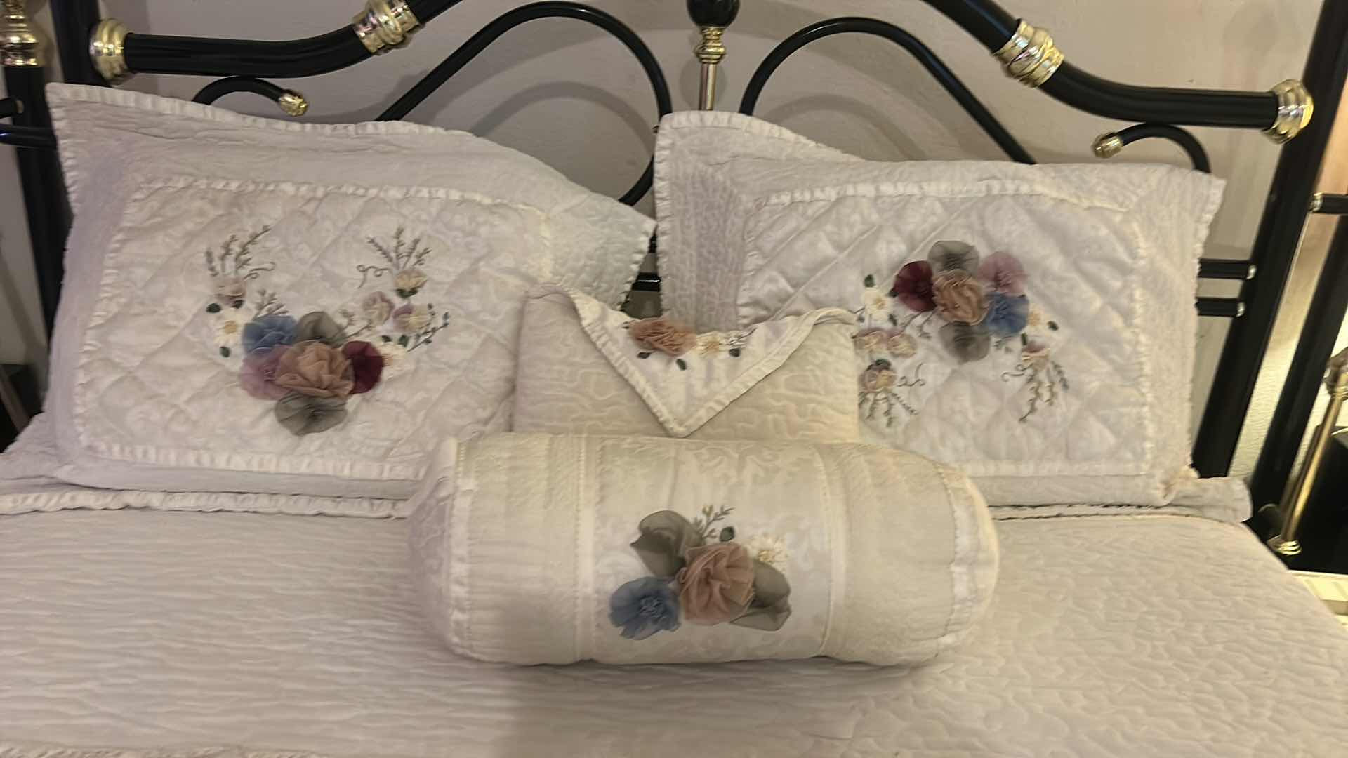 Photo 1 of QUEEN COMFORTER AND PILLOWS