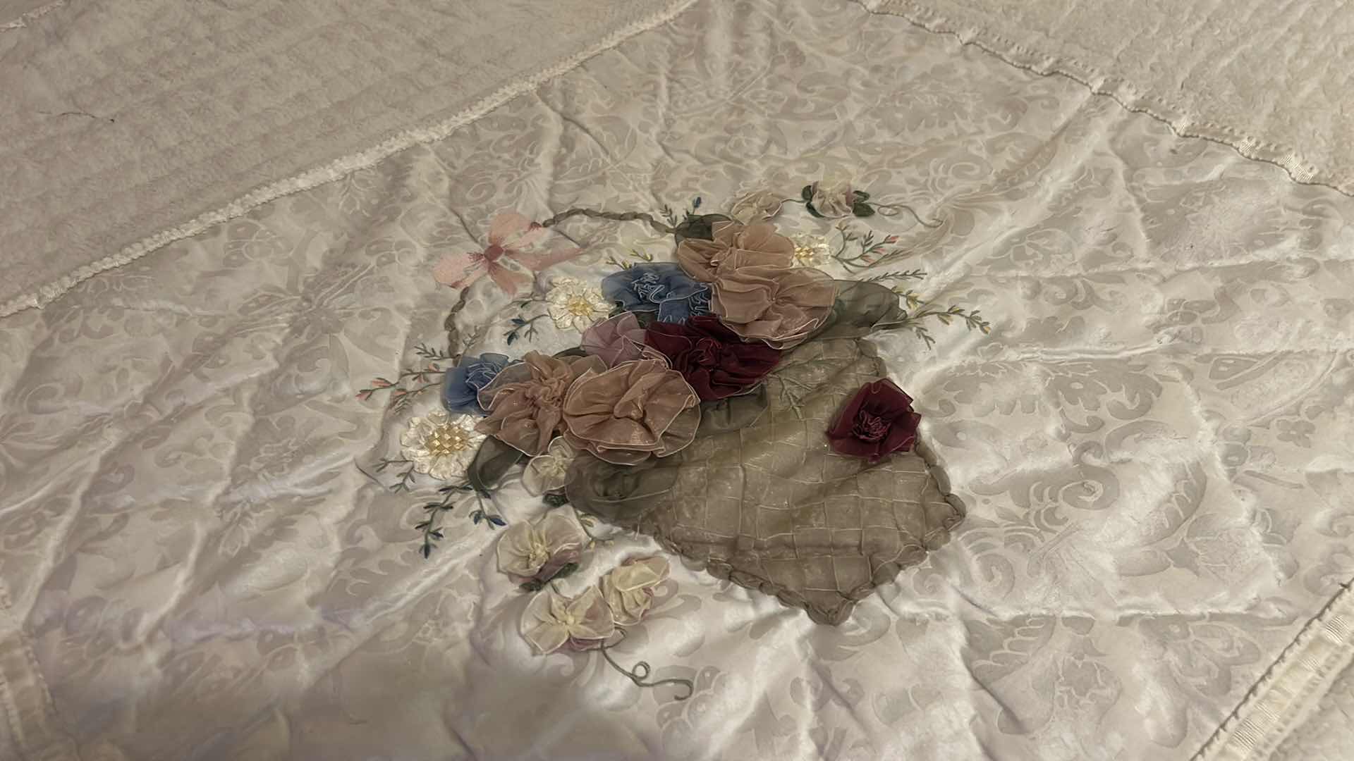 Photo 1 of QUEEN COMFORTER AND PILLOWS