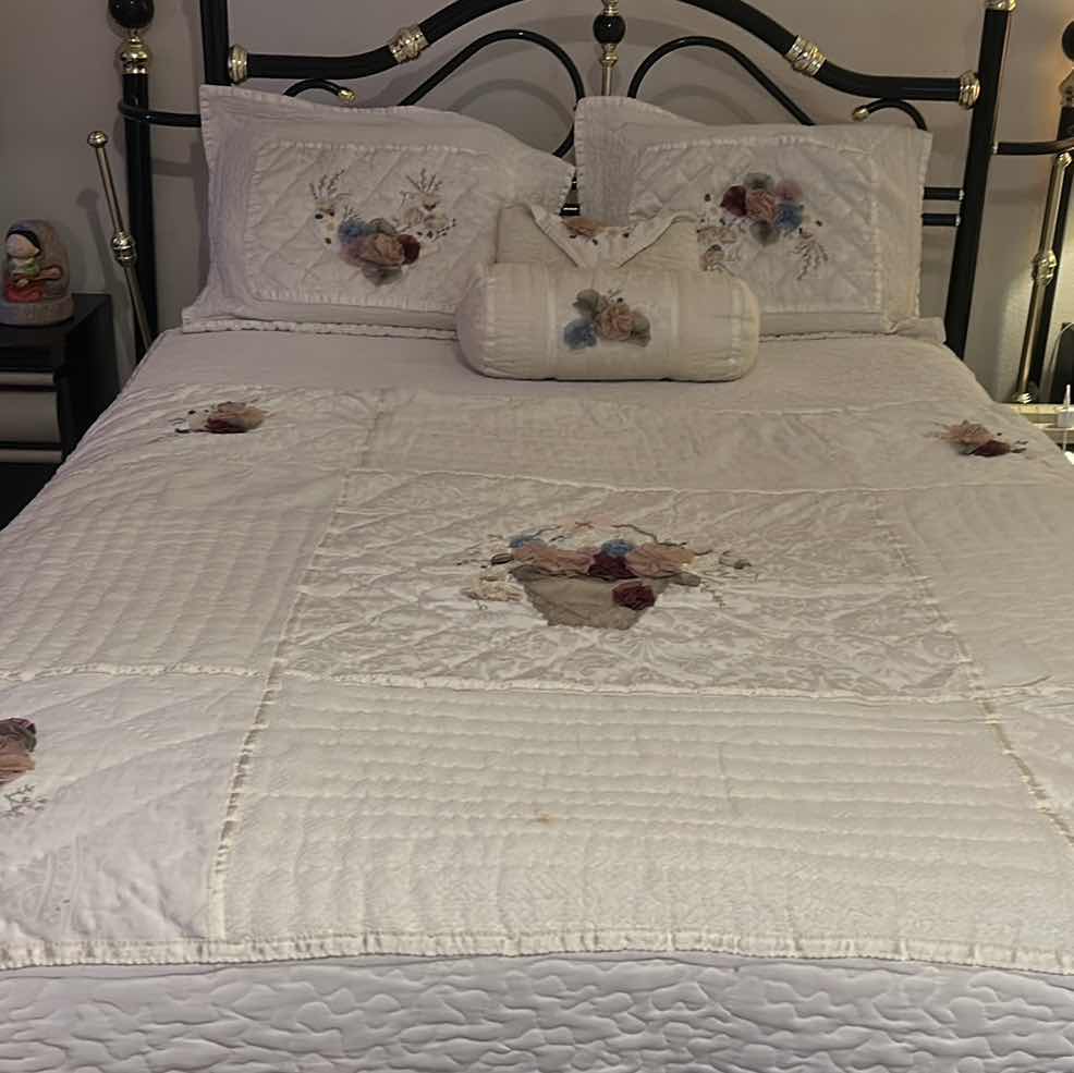 Photo 1 of QUEEN COMFORTER AND PILLOWS