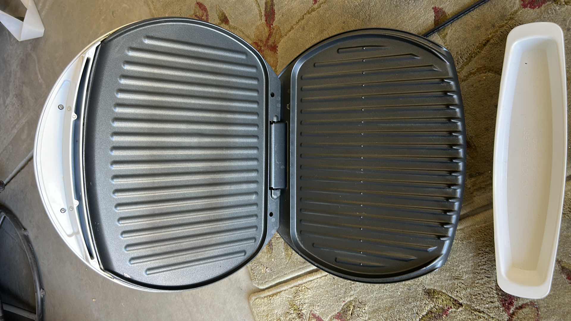Photo 1 of GEORGE FOREMAN LEAN MEAN FAT GRILLING MACHINE