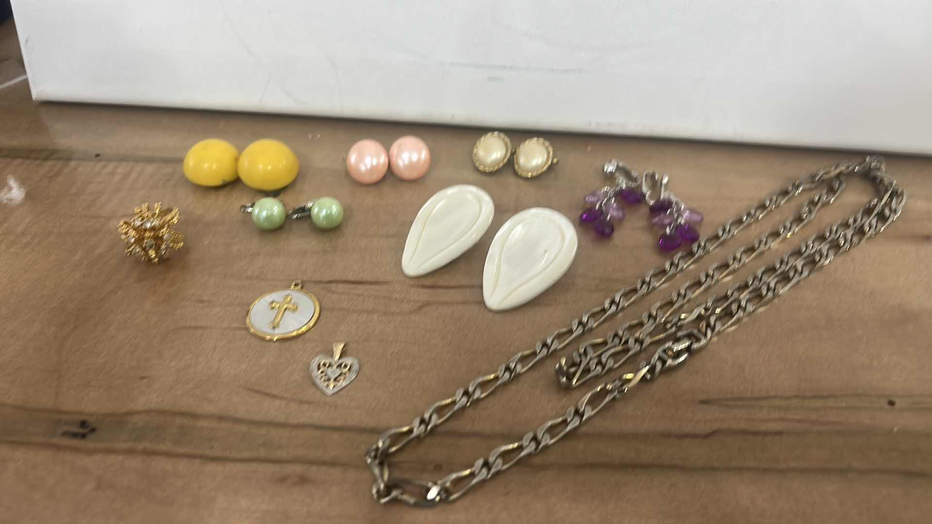 Photo 1 of 10 PIECES OF WOMENS COSTUME JEWELRY