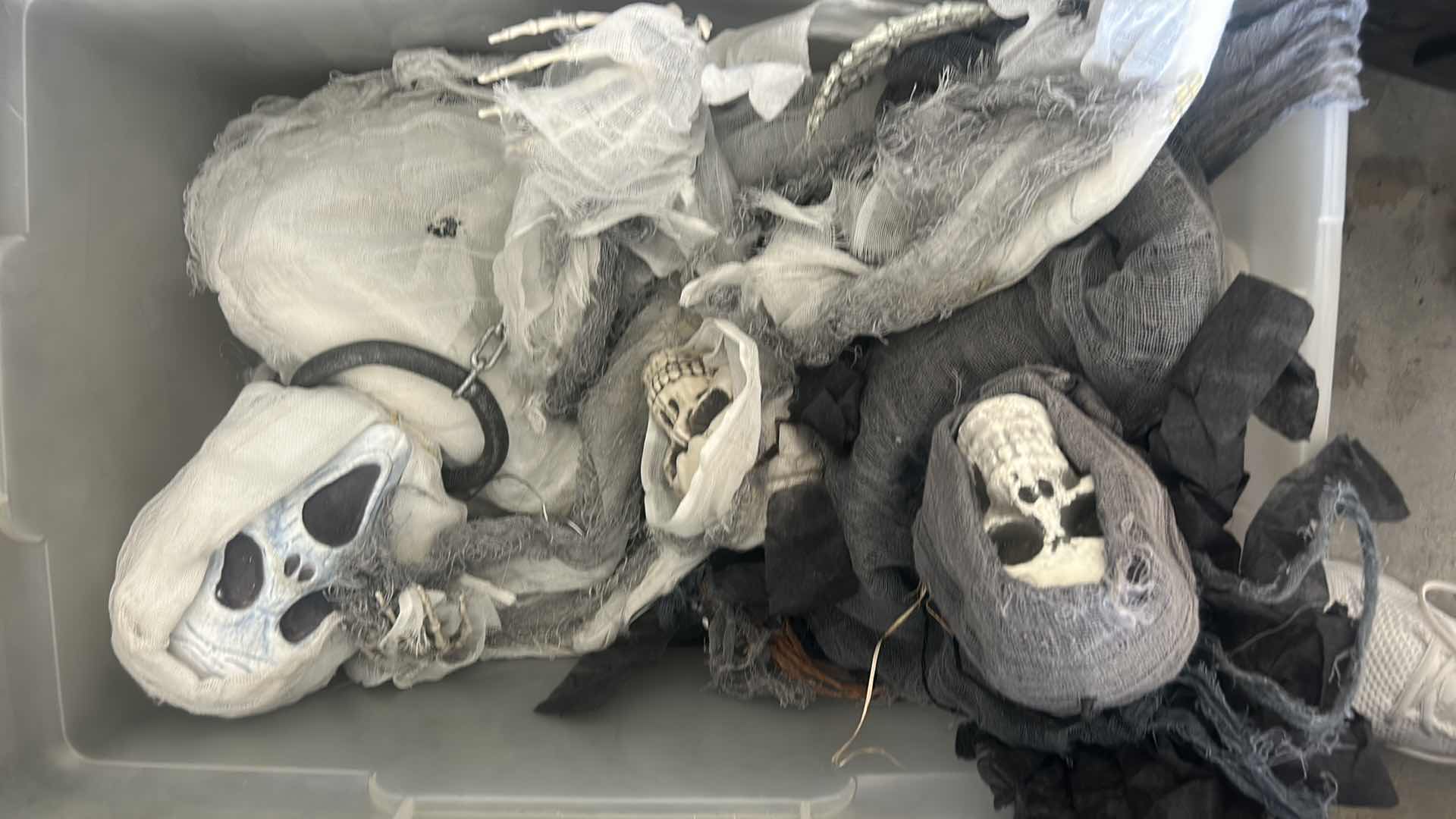 Photo 1 of TOTE- SCARY HALLOWEEN DECORATIONS