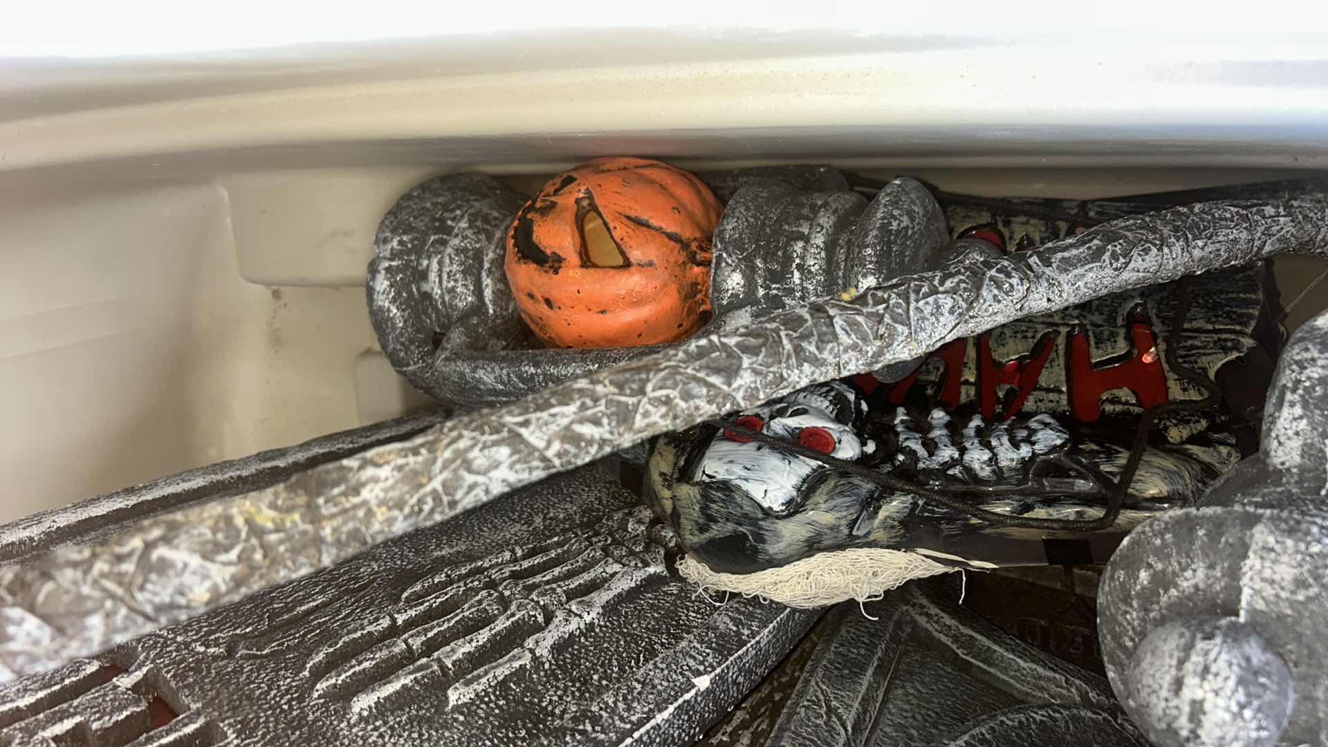 Photo 1 of TOTE- SCARY HALLOWEEN DECORATIONS