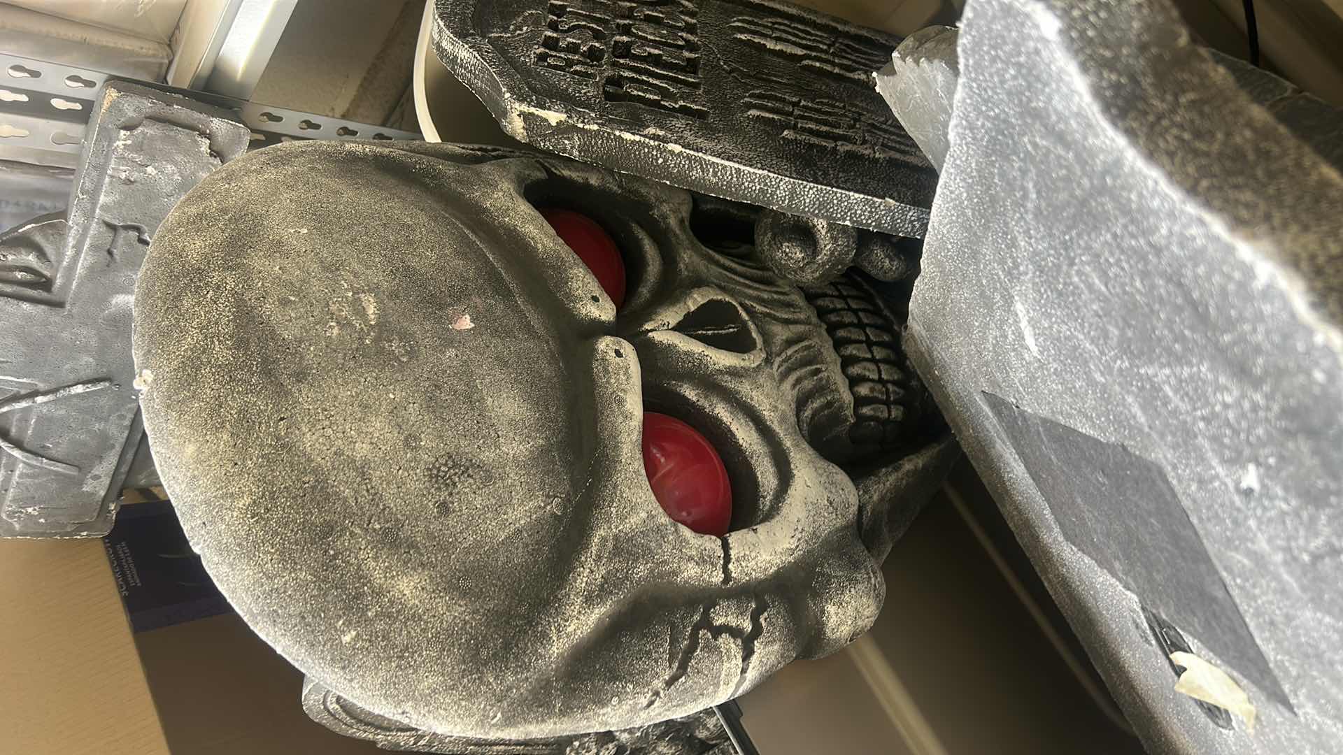 Photo 1 of TOTE- SCARY HALLOWEEN DECORATIONS