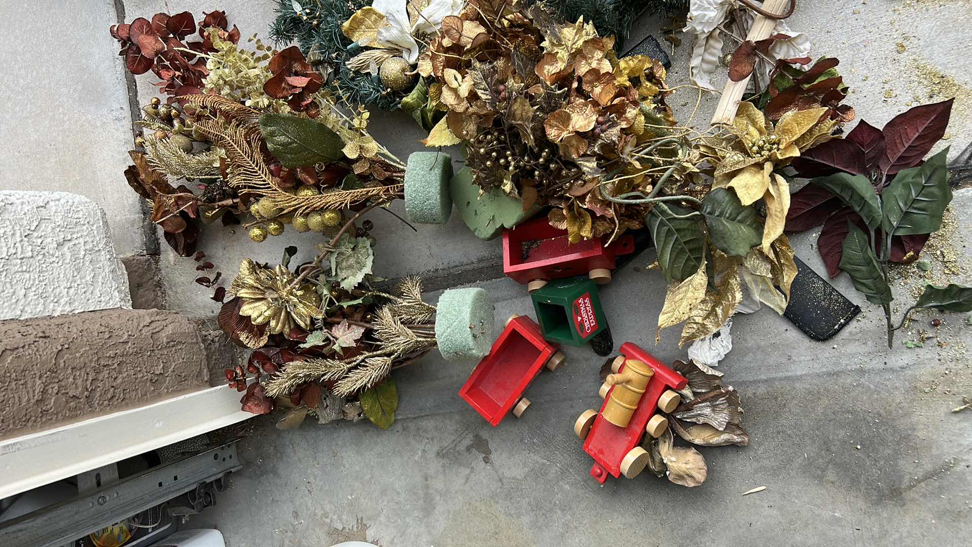 Photo 1 of CHRISTMAS DECOR
