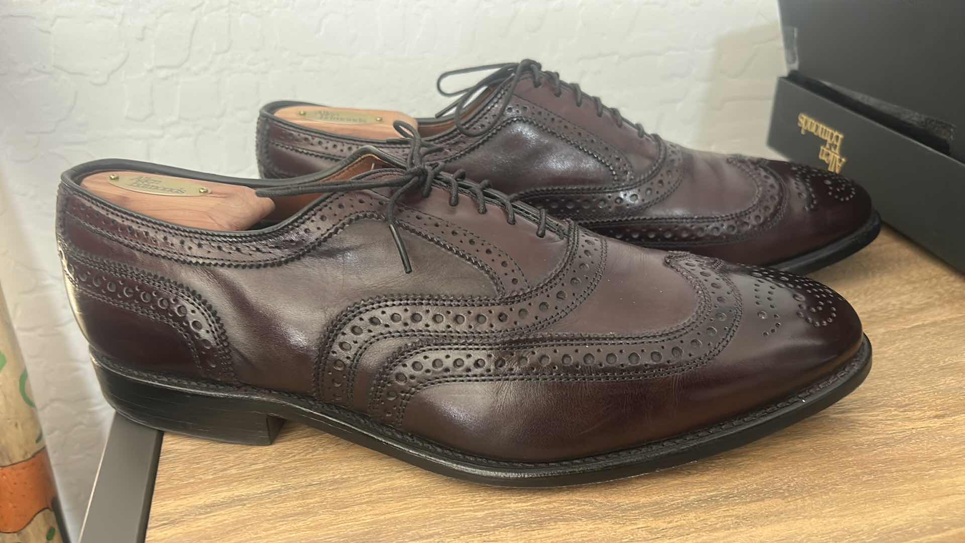 Photo 1 of MENS ALLEN EDMONDS MCALLISTER
 MERLOT LEATHER SHOES SIZE 11 D 