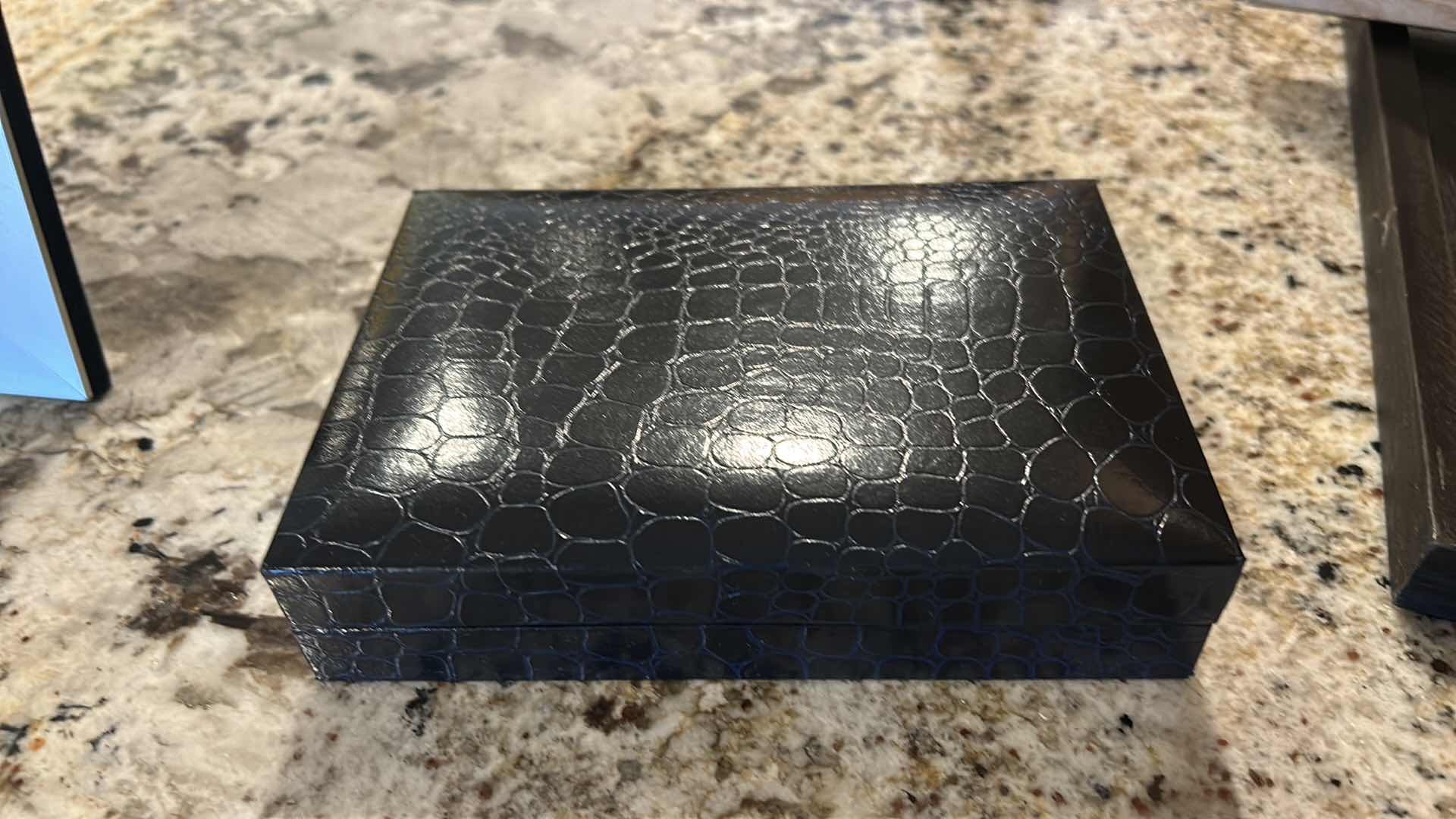 Photo 1 of HARD ROCK ORLANDO GUITAR LAPEL PIN BOXED SET